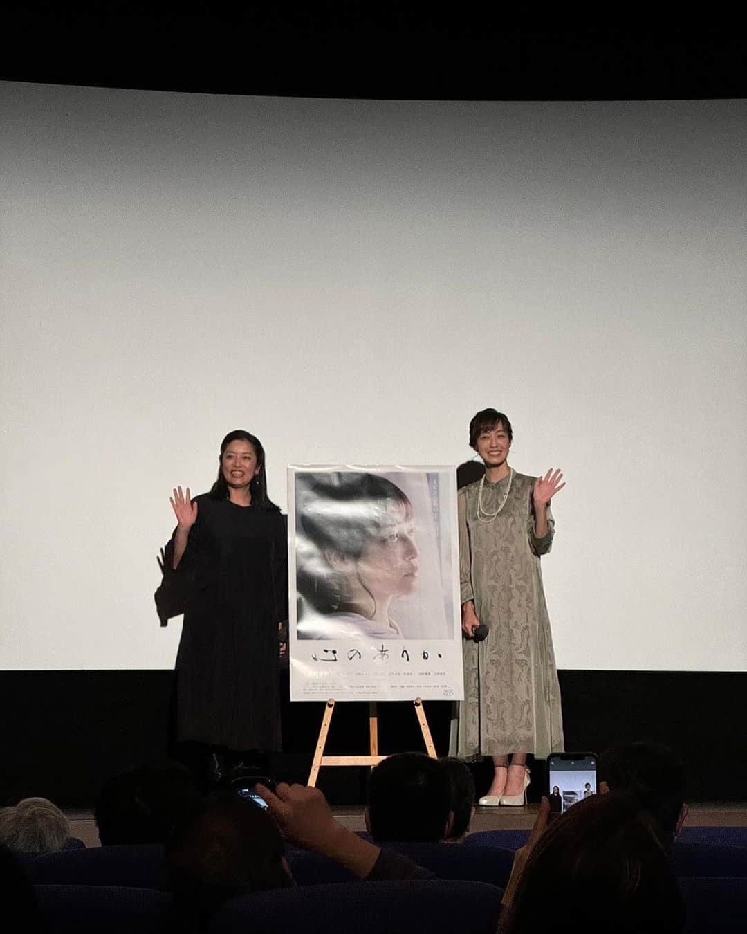 及川奈央さんのインスタグラム写真 - (及川奈央Instagram)「昨日は、映画 #心のありか 2日目をご鑑賞くださった皆様、ありがとうございました。  本日は15:20からの上映です。お間違えのないようお気をつけください。  この作品を通して、傍に居てくれる人を大切に想っていただけたら幸せです❁*.ﾟ  尚、次の舞台挨拶登壇は12/25(月)を予定しております。 またお時間はお知らせしますが、クリスマスらしくちょっとしたイベントもあるようなので、是非お待ちしております！」12月17日 9時16分 - naooikawa