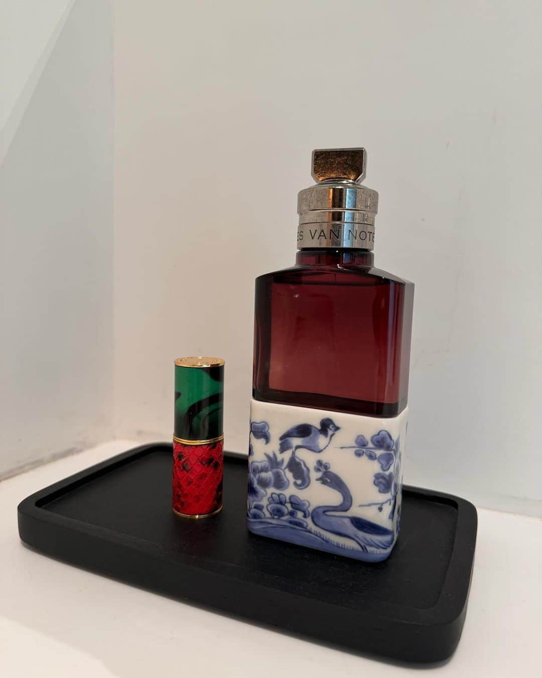 滝沢眞規子のインスタグラム：「美しすぎて撮りました🩶 オードトワレ＆リップ　@driesvannoten」