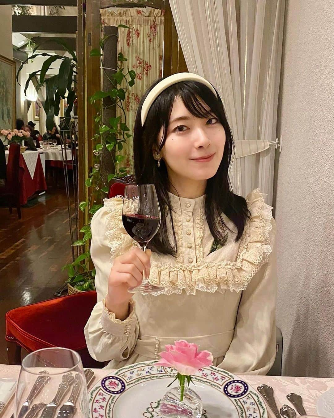 檜山沙耶さんのインスタグラム写真 - (檜山沙耶Instagram)「母と久しぶりにディナーへ🍽️ お花と緑に囲まれた一軒家のレストランで可愛かったです🌹  週末は真冬の寒さですね。どうぞ暖かくしてお過ごしください。  #パラディ北野花の館 #lolitafashionstyle #ロリィタコーデ」12月17日 9時23分 - sayahiyama