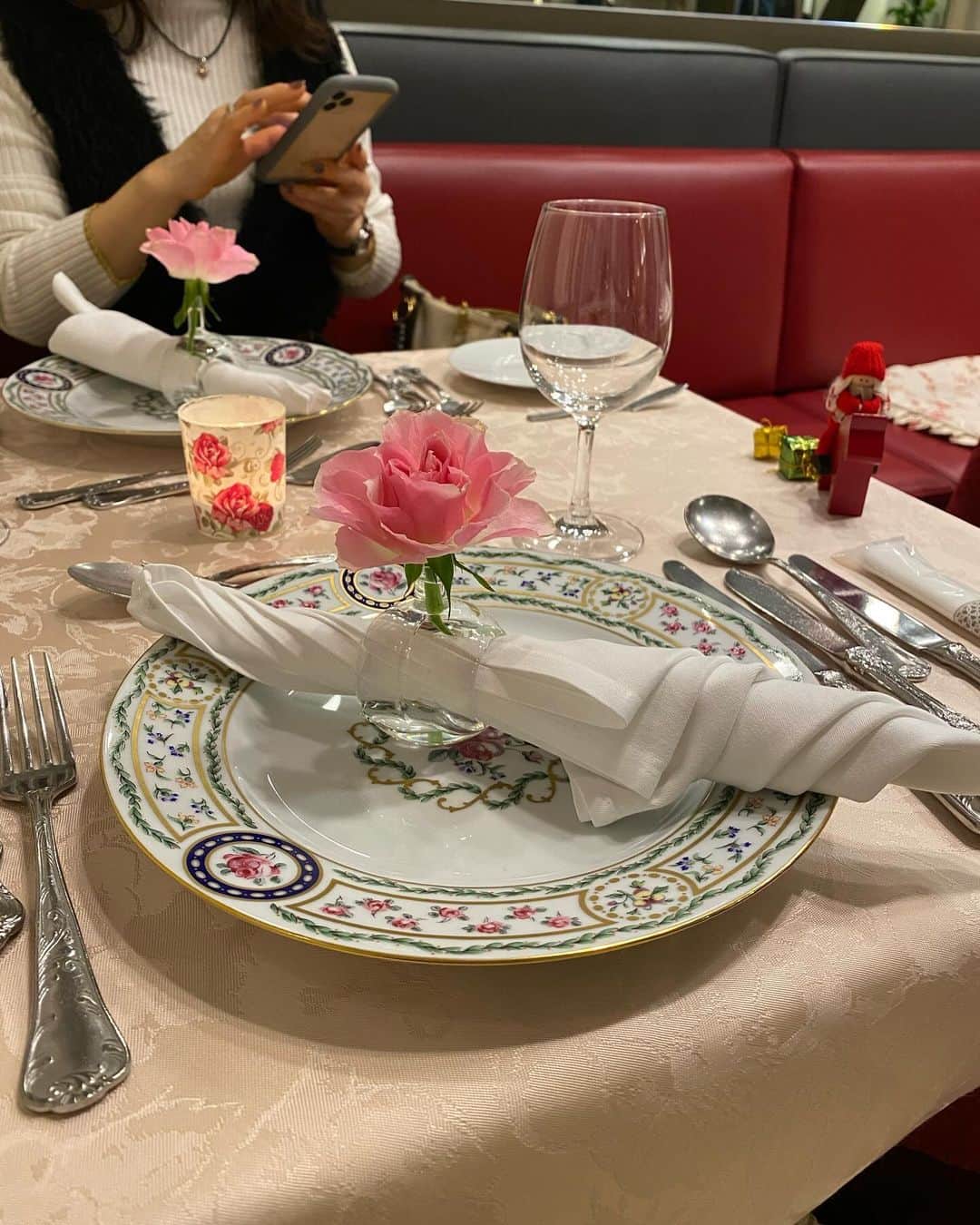 檜山沙耶さんのインスタグラム写真 - (檜山沙耶Instagram)「母と久しぶりにディナーへ🍽️ お花と緑に囲まれた一軒家のレストランで可愛かったです🌹  週末は真冬の寒さですね。どうぞ暖かくしてお過ごしください。  #パラディ北野花の館 #lolitafashionstyle #ロリィタコーデ」12月17日 9時23分 - sayahiyama
