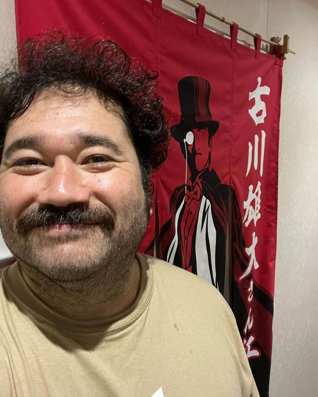 勝矢さんのインスタグラム写真 - (勝矢Instagram)「座長古川氏の楽屋をウロウロしてたら遂にツーショットゲットしました😊 いつも大らかな笑顔で座組を引っ張ってくれてる 気さくなのにシャイなあんちくしょう 最高やんな〜 いい作品にでれたわ この写真で 最後までルパン街道突っ走れます でも隙あらばまたチャンスを狙ってウロウロしてますwww 今日は一回公演やるぞい #ルパン #御園座 #古川雄大」12月17日 9時25分 - ajakatsuya