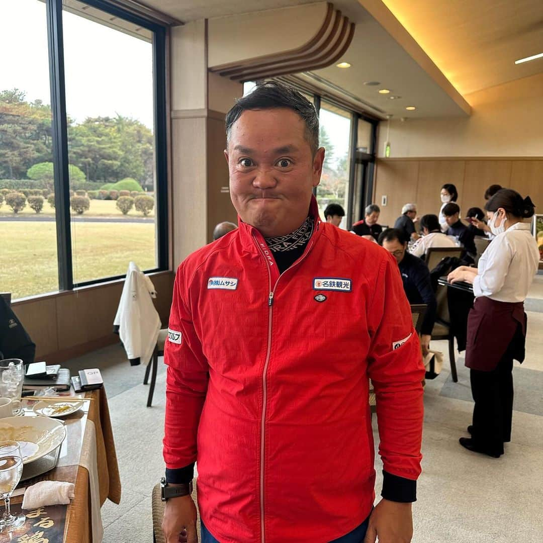 栗原友さんのインスタグラム写真 - (栗原友Instagram)「先日、私の先生 @qp_seki 関雅史先生の会社２０周年ゴルフコンペに参加してきました。 なんとなんと、 @rii_rie0527 岩橋里衣プロとラウンドさせていただきまして、この上ない幸せ！ 年内最後のラウンドを最高メンバーで楽しみ切りました。 来年もゴルフするわよ〜⛳️  #バタフライポーズ　と名付けよう」12月17日 9時27分 - kuri__tomo