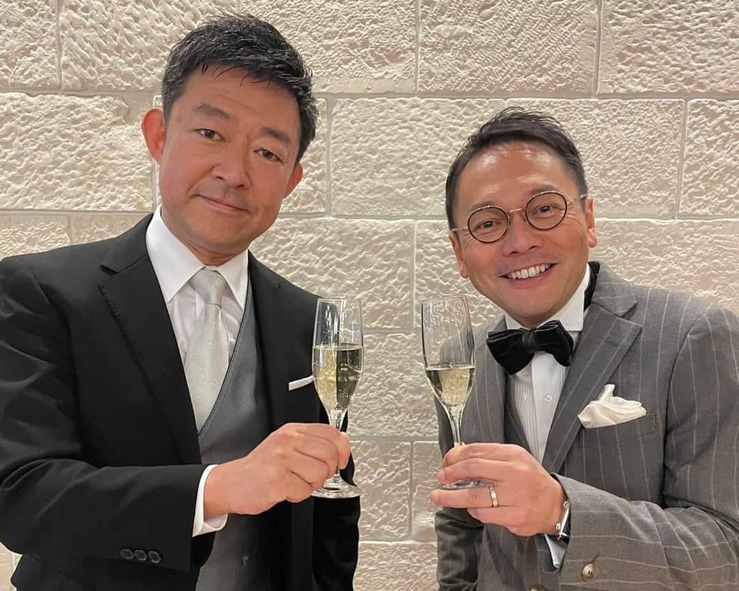 外賀幸一さんのインスタグラム写真 - (外賀幸一Instagram)「＂𝐇𝐚𝐩𝐩𝐲 𝐇𝐚𝐩𝐩𝐲 𝐖𝐞𝐝𝐝𝐢𝐧𝐠＂  12/16土曜日、 東京は晴れて気温は20℃を超えるという 季節外れの天気でしたが、 世界で一番ハートウォーミングで 笑いと感動の涙が溢れた 素晴らしい結婚披露宴が行われました！  Jリーグ・横浜FCの吉野恭平さんと 女子プロゴルファー・松森彩夏さんが 交際丸2年の記念日に入籍し結婚披露宴を挙げました！  ありがたいことにその司会という 大役を仰せつかったという次第です…  多くの友人、親族に見守られ祝福された 恭平くんと彩夏さんは間違いなく その日世界で一番の幸せ者たちでした☆  末永くお幸せに♬ そしてこれまで以上に公私に渡ってよろしくね！  #吉野恭平  #松森彩夏」12月17日 9時32分 - 51geka51