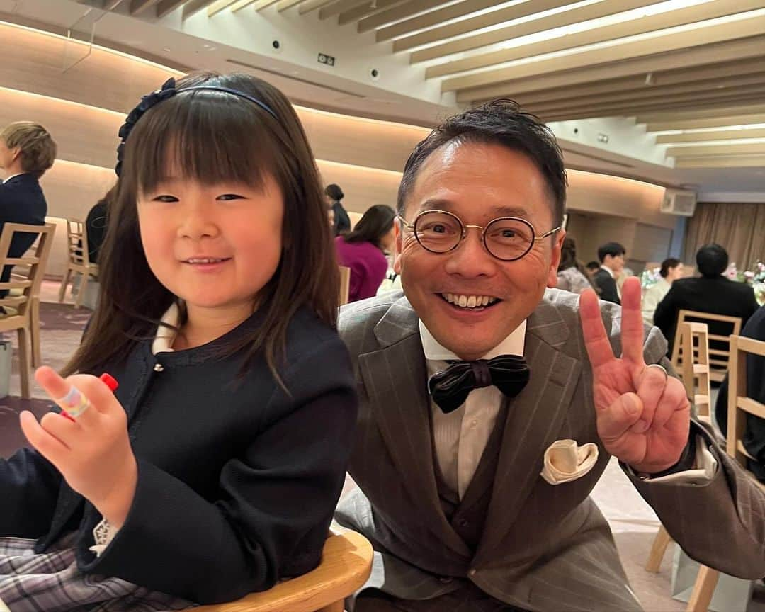 外賀幸一さんのインスタグラム写真 - (外賀幸一Instagram)「＂𝐇𝐚𝐩𝐩𝐲 𝐇𝐚𝐩𝐩𝐲 𝐖𝐞𝐝𝐝𝐢𝐧𝐠＂  12/16土曜日、 東京は晴れて気温は20℃を超えるという 季節外れの天気でしたが、 世界で一番ハートウォーミングで 笑いと感動の涙が溢れた 素晴らしい結婚披露宴が行われました！  Jリーグ・横浜FCの吉野恭平さんと 女子プロゴルファー・松森彩夏さんが 交際丸2年の記念日に入籍し結婚披露宴を挙げました！  ありがたいことにその司会という 大役を仰せつかったという次第です…  多くの友人、親族に見守られ祝福された 恭平くんと彩夏さんは間違いなく その日世界で一番の幸せ者たちでした☆  末永くお幸せに♬ そしてこれまで以上に公私に渡ってよろしくね！  #吉野恭平  #松森彩夏」12月17日 9時32分 - 51geka51