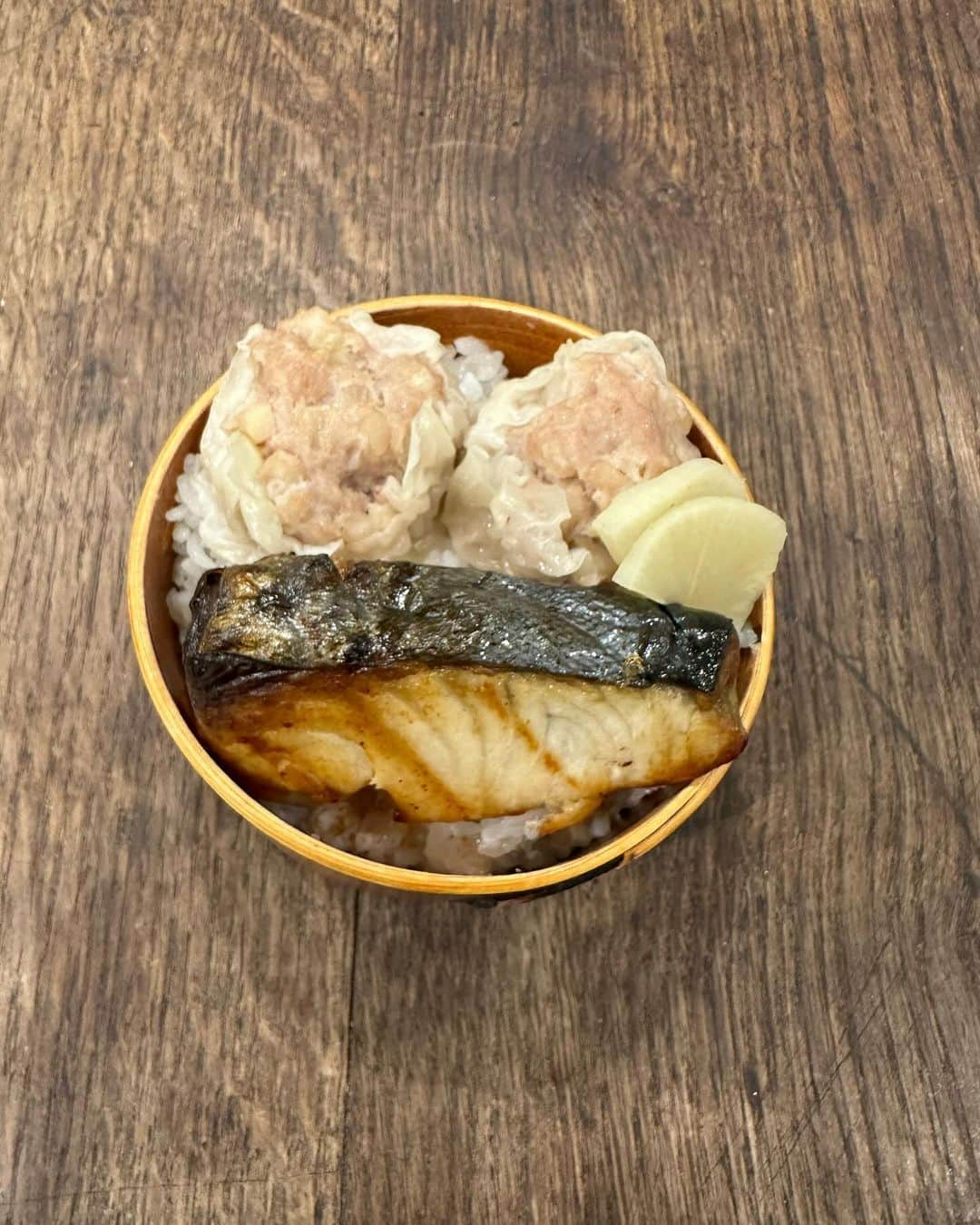 栗原友のインスタグラム：「#クリトモの娘弁当 久しぶりに焼き魚弁当食べたいなんていうから、サワラを焼いて、クリトモ商店のシュウマイと漬け物詰めました。シンプルだけどいい組み合わせだわ」