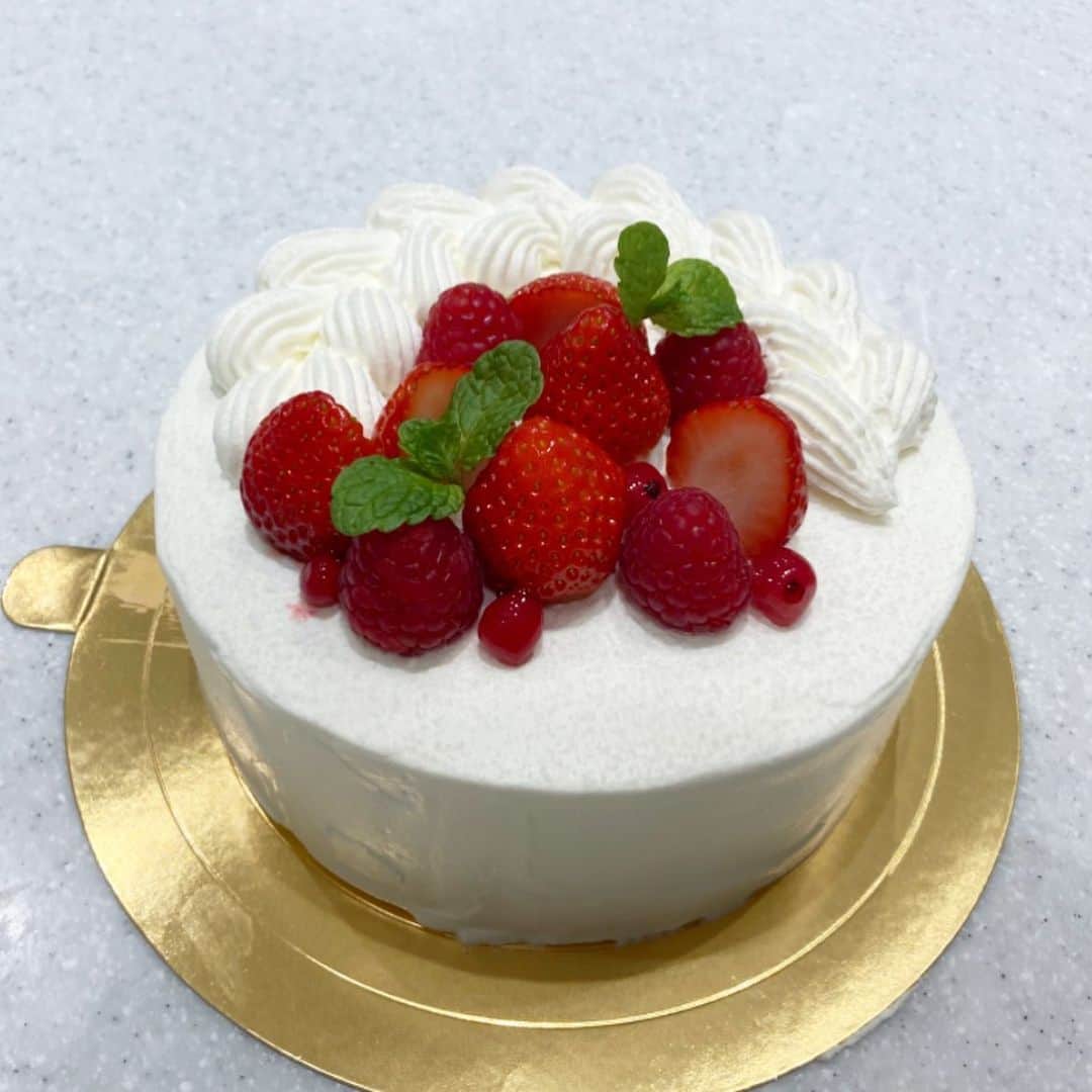 小西陽向のインスタグラム：「手作りケーキ日記🍰 いちごのショートケーキ🍓  いちごのショートケーキが1番好き🥰スポンジの温度管理が難しいのが課題🥹ナッペも初めての割にはマシかな？？笑 極めたい…😳絞りはいつもなぜかうまくいくから楽しい🎄 クリームの甘さも控えめにしてかなり好みでした🤤 . . . #いちごのショートケーキ　#ショートケーキ　#ホールケーキ　#手作りケーキ　#お料理教室　#ケーキ　#スイーツ部 #スイーツ作り #食べるの大好き #デザート　#デザート作り #料理女子　 #グルメ女子　#グルメ　#カフェ巡り #スイーツ女子　#いちご　#いちごスイーツ #いちご大好き #クリスマスケーキ　#クリスマスケーキ手作り　#手作りケーキ日記」