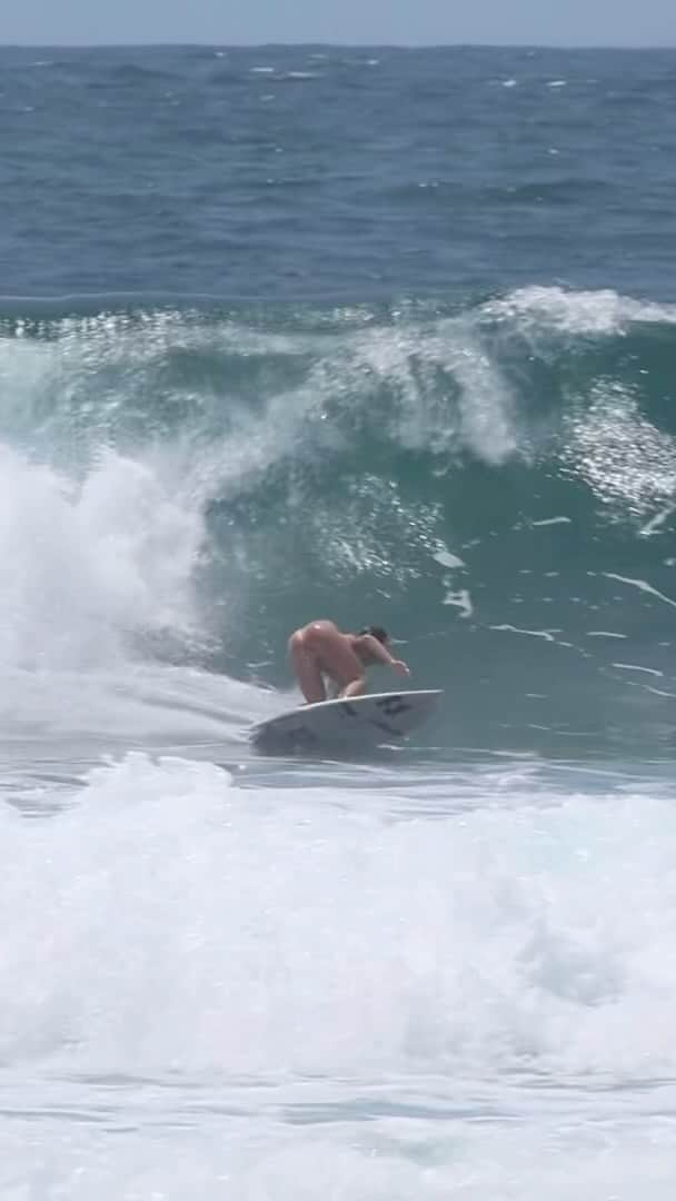 松田詩野のインスタグラム：「💃🏻good waves all day in Indo🌊🩷  📹@lakey_sea_photography  #surf #surfing #waves  @billabongwomensjp @niketokyo @hlna.jp @whitebuffalo_official @alliepr_jp @fcs_japan @tokio_inkarami @yogiteajp」