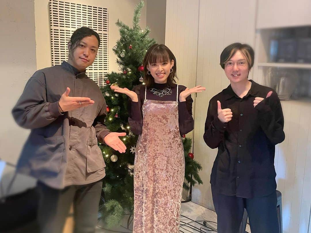 東郷祐佳さんのインスタグラム写真 - (東郷祐佳Instagram)「. 東郷祐佳Christmas Acoustic Live 来て下さった皆様ありがとうございました‼︎ 今回のライブは少し遅めの告知だったのにも関わらず、沢山の方に来て頂けて感謝です🥲✨  クリスマスライブということです、ご来場の皆様にメッセージ付きお菓子袋をお渡しさせて頂きました♡ 喜んで頂けたでしょうか？？  くわっちと陸くん、そしてあたたかいお客様のおかげでとても楽しいクリスマスライブになりました🎄 皆様、本当にありがとうございました✨ 今回アンコールのみインスタライブで配信したので、アーカイブに残してあります！ そちらも是非チェックしてみてください♪  今回撮って頂いた動画や写真は、投稿して頂いて大丈夫です👌 是非  #東郷祐佳 で感想も書いて頂けたら嬉しいです☺️ また是非遊びに来てください♡  #桑原康輔 #大野陸 #アークヒルズカフェ #クリスマスライブ #christmaslive」12月17日 19時15分 - yuka_togo_official