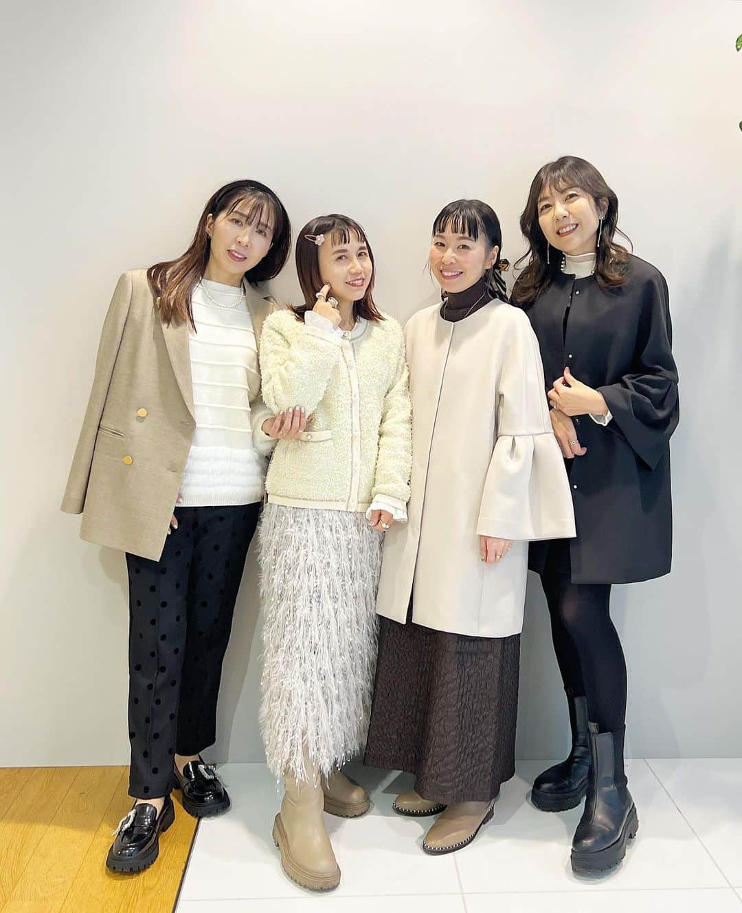 amigo.amigo.5205622さんのインスタグラム写真 - (amigo.amigo.5205622Instagram)「． ★#展示会 ★  #2024springcollection  #world 合同展示会に行ってきたー✨  @world_onlinestore   みんなで春物の ジャケット、コート、カーディガン羽織ったよ！ @opaque.clip  @index.official_   春もシルバー、ラメ系は引き続き流行る感じだね♡  私が羽織ったアウターも お袖のとこがひらりとして可愛いくて 気になったなー♡  オーダーしたの今から楽しみ✨ また届いたら投稿します♪  オーダーした後は、ケータリングと コーヒー飲んでみんなとゆっくり☕️  年内最後、 みんなにも会えて嬉しかったよー♪ @happy__riin  @khoaui  @kazurise   #春 #春服  #春コーデ  #春服コーデ  #春コーディネート  #springfashion  #新作コーデ  #2024spring  #opaqueclip  #index」12月17日 19時17分 - amigo.amigo.5205622