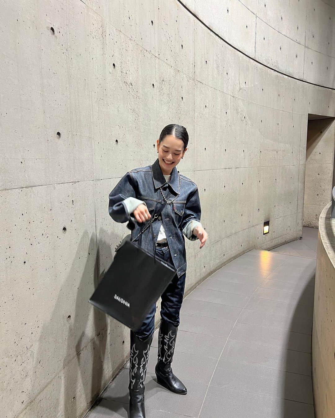 木村穂乃香さんのインスタグラム写真 - (木村穂乃香Instagram)「出張や旅行の際も肌身離さず持っていくほど 愛用しているSALONIAのNEWアイロン♡  ドライヤー後すぐの髪の毛をアイロンで挟む時の ジュッて焦げる水蒸気爆発を防げる加工になってて 温度展開の幅が広いから、アイロンの掛け方や仕上げたいスタイルによって 温度調節できるのが嬉しい。。 (80-210℃まで選べるの🤫) そして何よりも艶が半端なく生まれる。。  昔っから愛用してたけど 新しく発売したSALONIAは特に機能面が優秀すぎて、、 みんなにおすすめしたい。 ダメージが気になってアイロンしないって方にも是非使ってみてほしい。笑 お値段以上のハイパフォーマンスですっ  #salonia#サロニア#シルク髪アイロン」12月17日 19時31分 - 15honoka