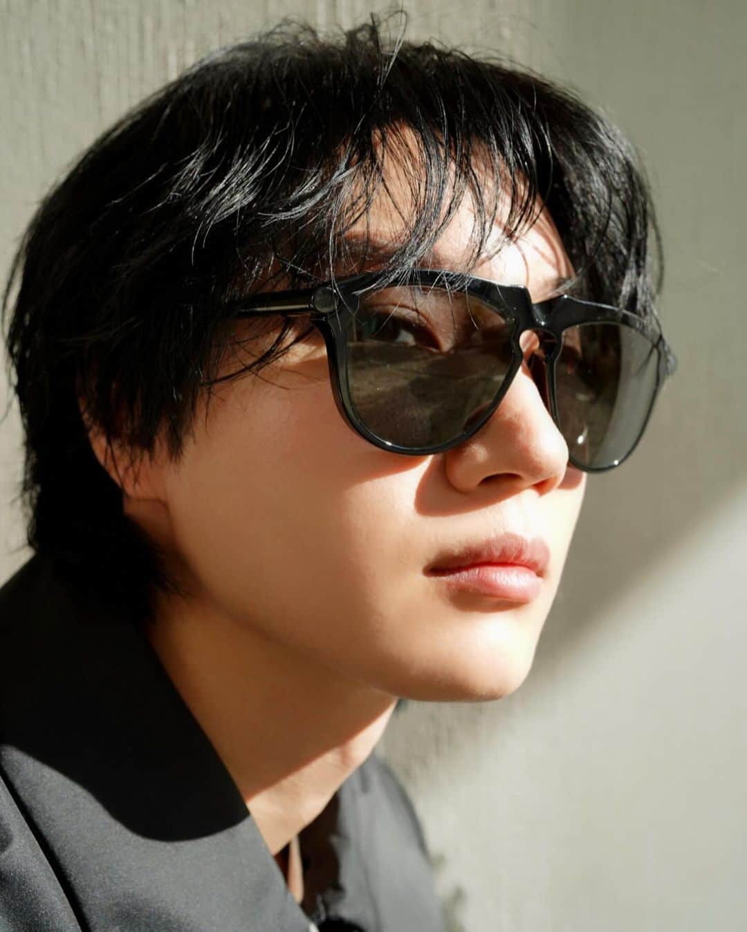 桜田通のインスタグラム：「Burberry  バーバリーアイウェア🕶️✨  創業者トーマス・バーバリーがアイコンのトレンチを開発した時から『夢を見る勇気を持てば、可能性は無限に広がる。新しい現実を発見し、境界を破り、限界を超える自由を見出すのです』というバーバリーのブランドのパイオニア精神があるそうです✨  この言葉の通り、このアイウェアが気分を上げてくれる時も、安らぎ落ち着かせてくれる時もあり、レンズの先に広がる世界はとても自由を感じさせてくれます😌 このコレクションはレンズが大きめなこともお気に入りです！  季節を問わず、好きな時に好きなアイウェアを✨ 寒くなってきたけど、まだまだ日差しは強いのでお気に入りと一緒に出かけましょう☀️  @burberry @essilorluxottica #burberryeyewear #Ad」