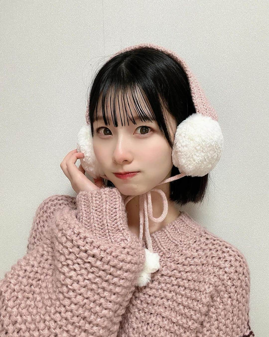 浅井七海さんのインスタグラム写真 - (浅井七海Instagram)「. 冬🐈🧶🩷 Winter🐈🧶🩷  #イヤーマフ #ピンク #ピンクコーデ #冬 #冬コーデ」12月17日 19時33分 - naamin48_