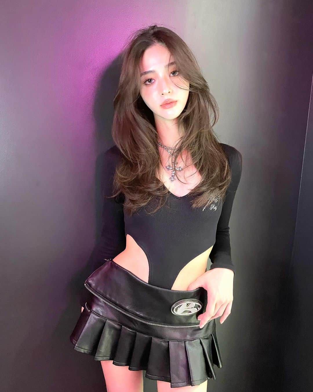 原涼香のインスタグラム：「🖤🆕韓国の子みたいな色気のあるヘアに🎀🖤 みちるちゃんのレイヤーカットにグレージュ🩶 大人気トレンドのスタイルですദ്ദി˶ｰ̀֊ｰ́ )✧‧₊˚ aespaにいそうでかわいー！！！🫶🏻🫶🏻🫶🏻 ㅤㅤㅤㅤㅤㅤㅤㅤㅤㅤㅤㅤㅤ  🎀韓国HAIR STYLE MENU🎀 ㅤㅤㅤㅤㅤㅤㅤㅤㅤㅤㅤㅤㅤ ☑︎カット　7,400yen ワンカールだけでも可愛くキマるこだわりレイヤーカット🩶 朝のスタイリングが本当に時短になります⏰ ㅤㅤㅤㅤㅤㅤㅤㅤㅤㅤㅤㅤㅤ ☑︎プレミアムケアカラー　　9,200yen〜 枝毛切れ毛を98.6%防ぐお薬で 盛れるツヤツヤダークトーン🩶 ㅤㅤㅤㅤㅤㅤㅤㅤㅤㅤㅤㅤㅤ ☑︎HITAトリートメント　　7,900yen〜 韓国人の子みたいな憧れのツヤ髪はHITAトリートメントでGETできます🩶✨ ㅤㅤㅤㅤㅤㅤㅤㅤㅤㅤㅤㅤㅤ  ㅤㅤㅤㅤㅤㅤㅤㅤㅤㅤㅤㅤㅤ🎀人気MENU🎀 ☑︎カット+プレミアムケアカラー　18,800yen〜 ㅤㅤㅤㅤㅤㅤㅤㅤㅤㅤㅤㅤㅤ ☑︎カット+プレミアムケアカラー+トリートメント　24,800yen〜 ㅤㅤㅤㅤㅤㅤㅤㅤㅤㅤㅤㅤㅤ  　ㅤㅤㅤㅤㅤㅤㅤㅤㅤㅤㅤㅤㅤ 盛れるトレンドヘアは是非お任せください🫶🏻💞 ㅤㅤㅤㅤㅤㅤㅤㅤㅤㅤㅤㅤㅤ ご予約はリンクから🔗 ㅤㅤㅤㅤㅤㅤㅤㅤㅤㅤㅤㅤㅤㅤㅤㅤㅤㅤㅤㅤㅤㅤㅤㅤㅤㅤ ㅤㅤㅤㅤㅤㅤㅤㅤㅤㅤㅤㅤㅤ  #SHIMA #レイヤー #レイヤーカット #ワンカール #グレージュ #ダークトーンカラー #暗めカラー #韓国ヘア #韓国スタイル」