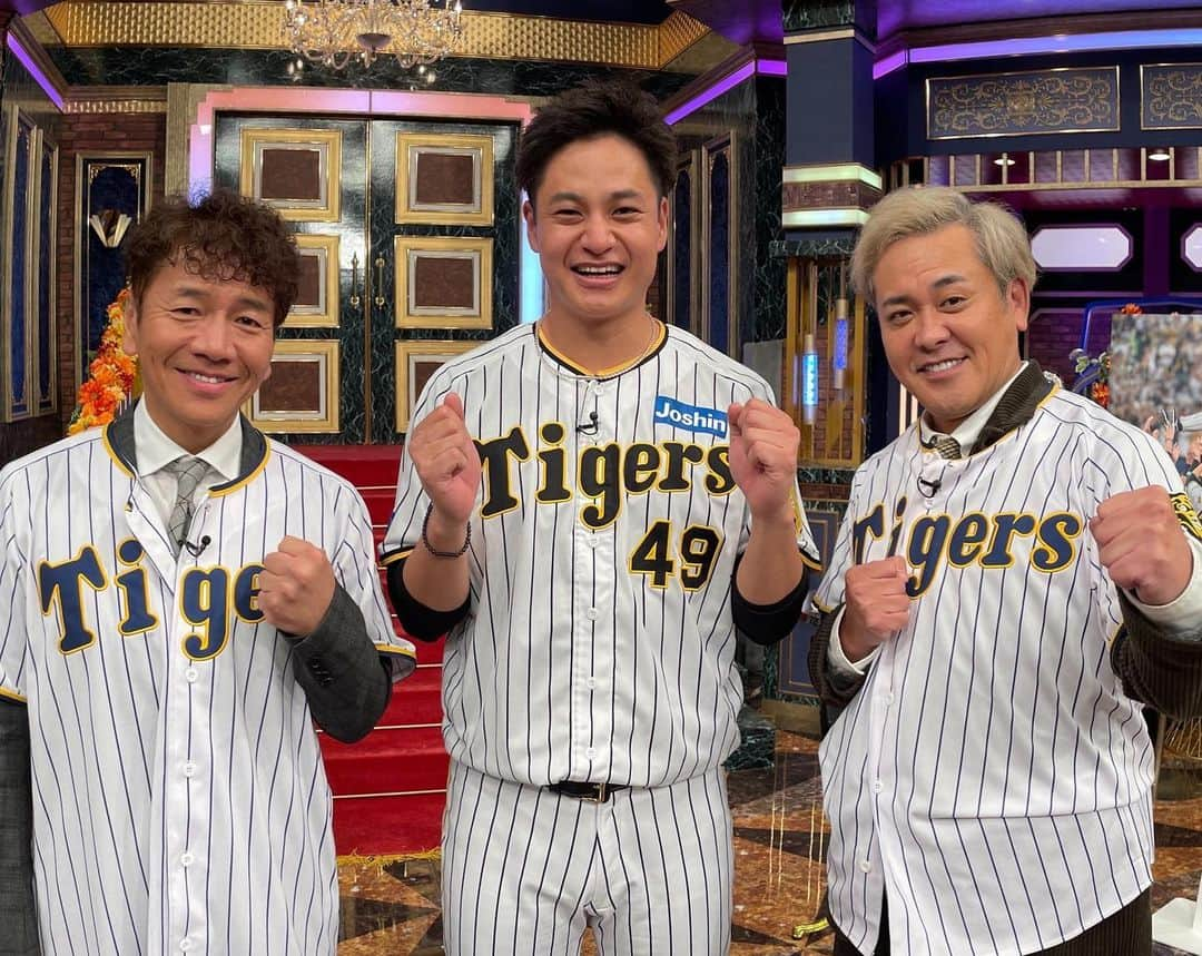 大竹耕太郎さんのインスタグラム写真 - (大竹耕太郎Instagram)「12/18(月)  21:00〜 阪神タイガース選手5人で しゃべくり007 に出演させて頂きます🙌 母校,済々黌高校の大先輩お2人とも ようやくお会いすることができました😭 夢のような時間をありがとうございました！ ぜひ皆様ご覧ください^ ^  #しゃべくり007  #くりぃむしちゅー #済々黌 #3ショット #野球部とラグビー部 #嬉しすぎました」12月17日 19時44分 - ohtake_49