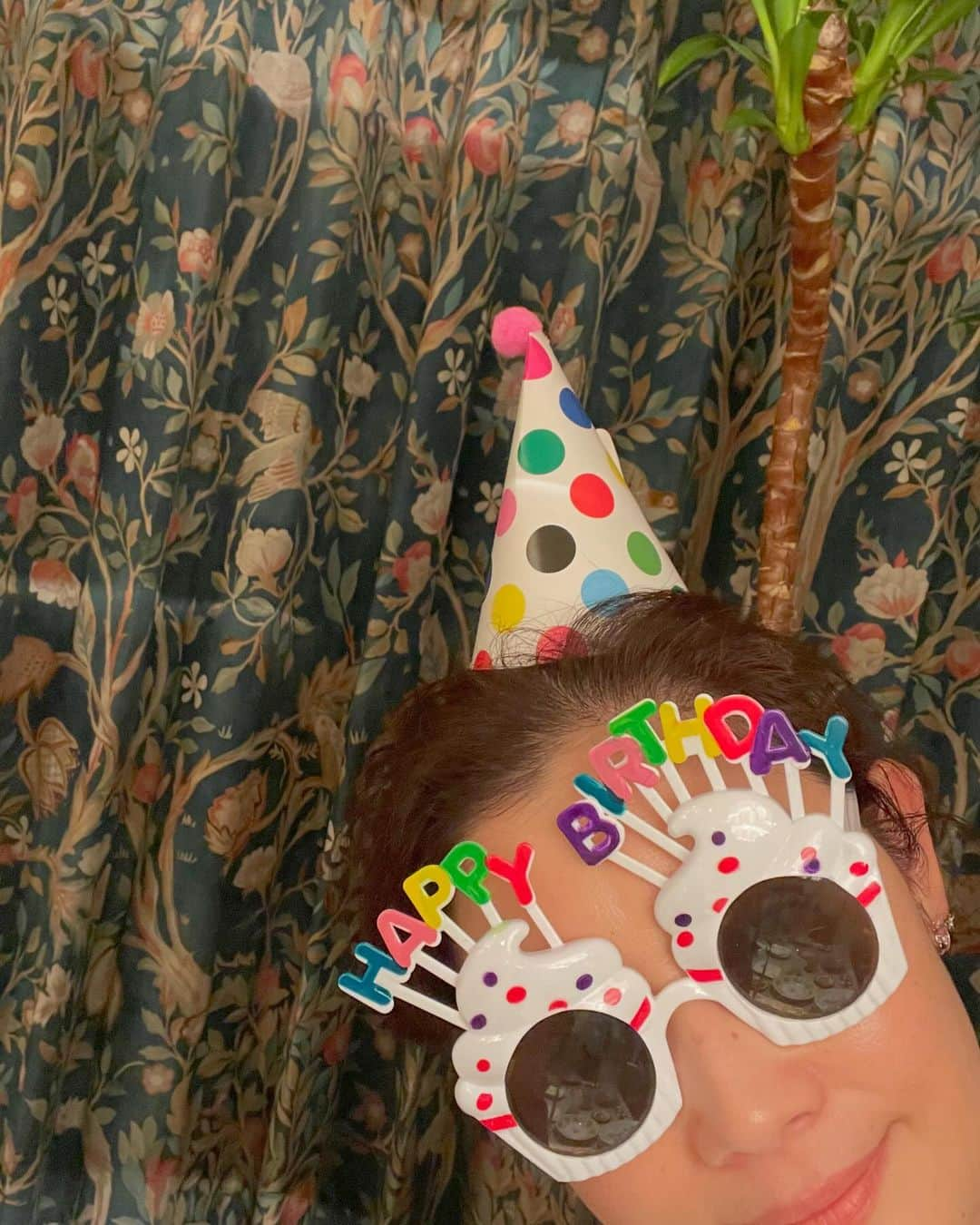 石田ひかりさんのインスタグラム写真 - (石田ひかりInstagram)「めでたく母の傘寿を祝う夜🌈🍾🥂💮🎂🐡🍇🎁㊗️👏🏻👏🏻👏🏻👏🏻👏🏻 とにかく若々しく元気な母です！  多忙な姉と受験生の孫ひとりは欠席でしたが 母の傘寿を盛大に祝いました🎉  すっかり大きくなった孫たちは、部屋の飾り付けやたくさんお手伝いをしてくれました☺️ そしてそれぞれバイト代をはたいて、ピアスやスポーツウェア、大きな花束をプレゼント🎁 わたしからは、母のリクエストの八竹の黄身寿司と巻き寿司、てっちりセット🐡 切るのが惜しい、光り輝くシャインマスカットの美しいタルトを🥧 兄夫婦は、傘寿の贈り物に相応しい、すてきな傘を探してきてくれました☺️  わたしがこぅそり頼んでいた、母のきょうだいや、甥っ子姪っ子、お友達から届いたお祝いの動画は、20分を超えました😭 愛に溢れ、心のこもったメッセージに、母がどれだけきょうだいの仲が良く お友達に恵まれた人生であったかが伝わってきて、わたしも本当に嬉しく有り難く思いました😭  おお、百合子じゃないか、と兄が気づき、思いがけずテレビから姉の声が聞こえてきたりして（NHKのプロフェッショナル）、 石田家ならではの形で、みんなでお祝いできた思い出深い夜になりました☺️☺️☺️ テレビから身内の声が聞こえてくるって、あんまり無いですものね🤭  母は72歳の時に家の階段を踏み外して脚を骨折し、手術とリハビリで4ヶ月の入院をしましたが コツコツコツコツ真面目にリハビリを頑張って、怪我する前より筋肉が付き、ずっと健康的です！  今でも母なりの筋トレと、趣味のボウリングに精を出す日々。兎にも角にも健康で、決して無茶をしないで、怪我もしないで 1日も長く、楽しい人生が続いてくれることを心の底から祈っています🤲🏻  元気でいてくれて、本当にありがとう❣️ いついつまでも元気で楽しく長生きしてね❣️  追伸 父も84になり歳をとりましたが、元気にしております！ チェーンスモーカーでしたが、今はいちにち３本ですよ🚬  #母傘寿」12月17日 19時45分 - hikaringo0525