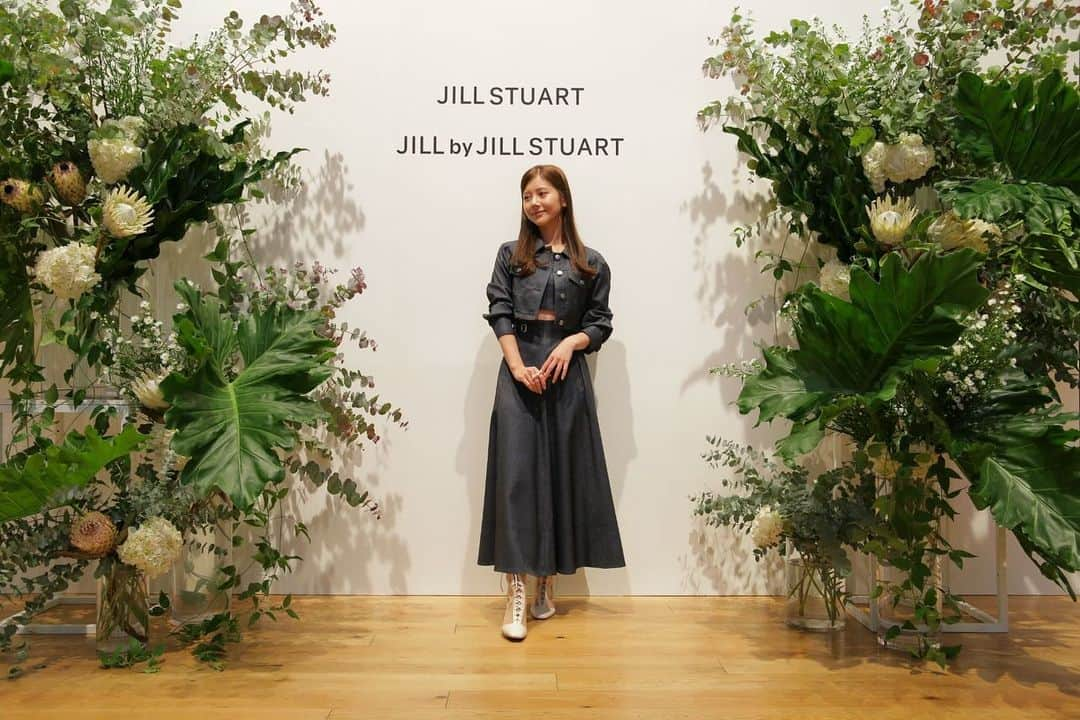 今井美桜さんのインスタグラム写真 - (今井美桜Instagram)「💐 JILL by JILL STUART Spring&Summer Collection♡  ワンピースにトップスどれも可愛くて悩んだ末 デニムのセットアップに！  今季も素敵なお洋服ばかりでした👀🌸  #JILL_24SS #JILLbyJILLSTUART #JILLby #pr #ジルバイ #WJ_withJILLSTUART #JILLbyBASIC」12月17日 19時50分 - mio_ima49