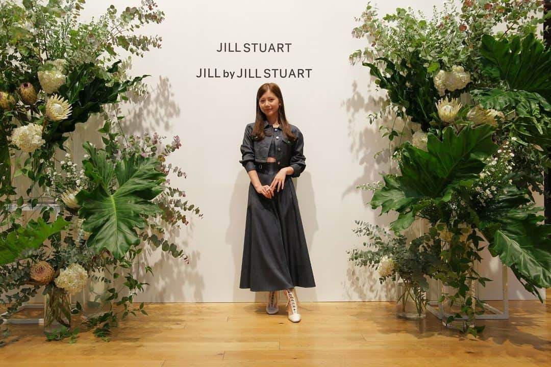 今井美桜さんのインスタグラム写真 - (今井美桜Instagram)「💐 JILL by JILL STUART Spring&Summer Collection♡  ワンピースにトップスどれも可愛くて悩んだ末 デニムのセットアップに！  今季も素敵なお洋服ばかりでした👀🌸  #JILL_24SS #JILLbyJILLSTUART #JILLby #pr #ジルバイ #WJ_withJILLSTUART #JILLbyBASIC」12月17日 19時50分 - mio_ima49