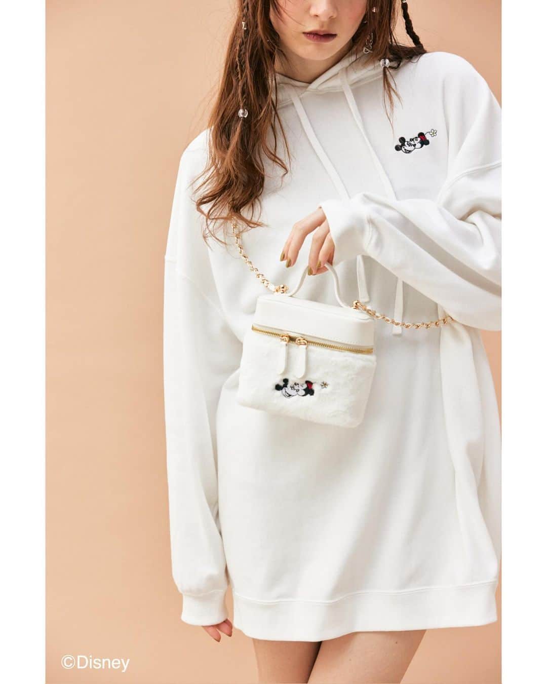 SHEL'TTER WEB STOREさんのインスタグラム写真 - (SHEL'TTER WEB STOREInstagram)「DISNEY HAPPY WINTER COLLECTION 2023  SHEL'TTER WEB STORE限定で ディズニーコレクションが登場いたします✨  ━━━━━━━━━━━━━━━━━  フードに付けた「ミッキー」「ミニー」をイメージした耳が可愛いスエットミニOPは お揃いのコーディネートでお出掛けしたくなるようなフェミニンさがポイント♡  ☑︎Mickey Minnie/スウェットミニOP IVOY/BEG ¥7,700(tax in)  ㅤㅤㅤㅤㅤㅤㅤㅤㅤㅤㅤㅤㅤ  「ミッキー」「ミニー」のステッチがポイントのファーデザインバニティーバック♡  ☑︎Mickey Minnie/F ファーバニティーBAG IVOY/BEG ¥7,700(tax in) ━━━━━━━━━━━━━━━━━  12/13(wed)10:00〜 SHEL'TTER WEB STORE この機会にぜひお買い物をお楽しみください♡  ━━━━━━━━━━━━━━━━━ #rienda #Disney #Mickey #ミッキー #Minnie #ミニー #ディズニーコーデ #スウェットコーデ #スウェットワンピース」12月17日 19時54分 - sheltterwebstore