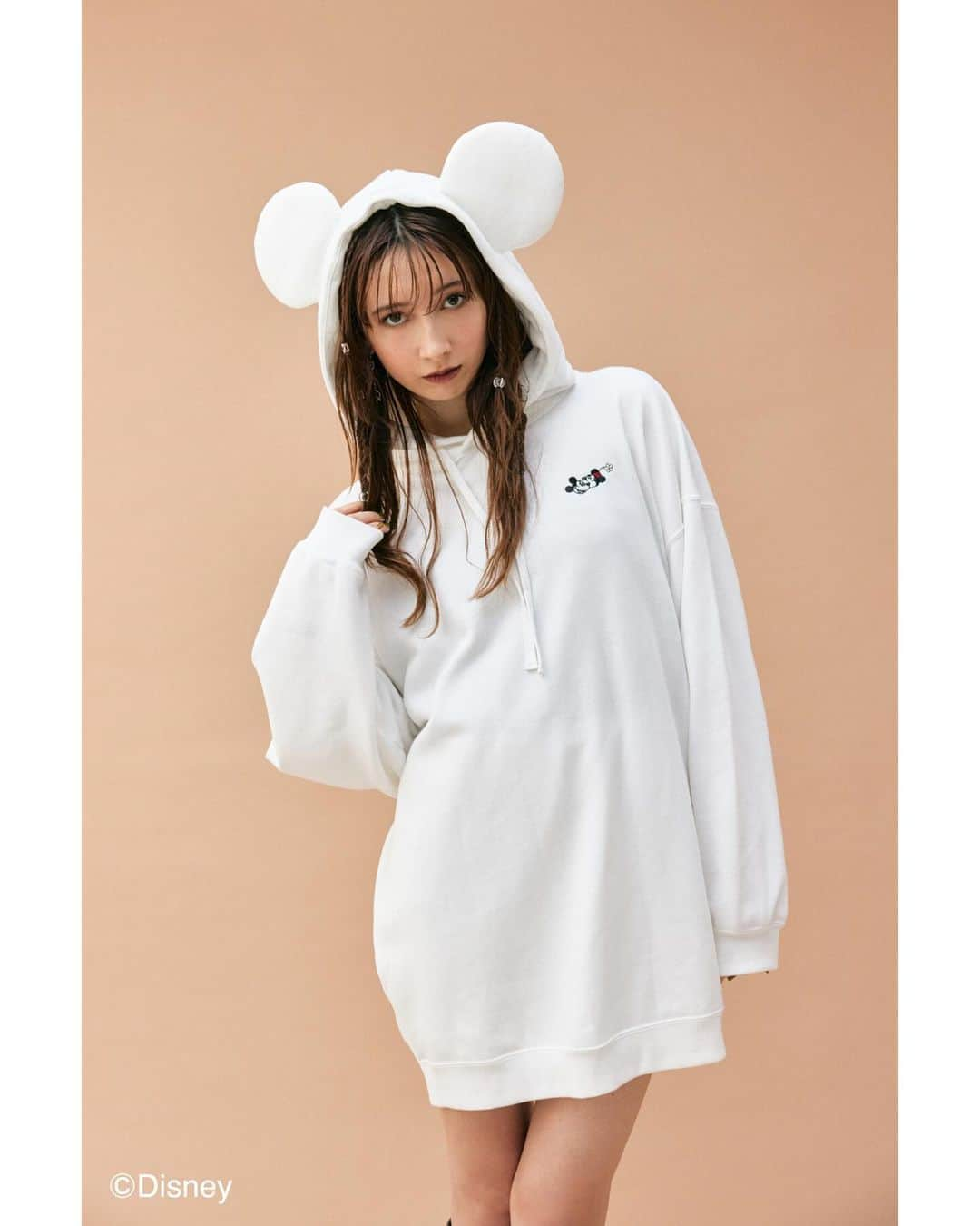 SHEL'TTER WEB STOREのインスタグラム：「DISNEY HAPPY WINTER COLLECTION 2023  SHEL'TTER WEB STORE限定で ディズニーコレクションが登場いたします✨  ━━━━━━━━━━━━━━━━━  フードに付けた「ミッキー」「ミニー」をイメージした耳が可愛いスエットミニOPは お揃いのコーディネートでお出掛けしたくなるようなフェミニンさがポイント♡  ☑︎Mickey Minnie/スウェットミニOP IVOY/BEG ¥7,700(tax in)  ㅤㅤㅤㅤㅤㅤㅤㅤㅤㅤㅤㅤㅤ  「ミッキー」「ミニー」のステッチがポイントのファーデザインバニティーバック♡  ☑︎Mickey Minnie/F ファーバニティーBAG IVOY/BEG ¥7,700(tax in) ━━━━━━━━━━━━━━━━━  12/13(wed)10:00〜 SHEL'TTER WEB STORE この機会にぜひお買い物をお楽しみください♡  ━━━━━━━━━━━━━━━━━ #rienda #Disney #Mickey #ミッキー #Minnie #ミニー #ディズニーコーデ #スウェットコーデ #スウェットワンピース」