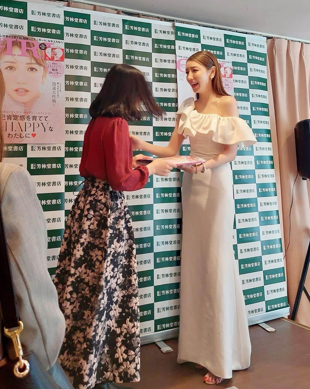 美香さんのインスタグラム写真 - (美香Instagram)「カレンダーお渡し会に応募くださいました皆さま 心より感謝を申し上げます✨ 本日お会いできなかった皆さまからの温かいメッセージ も沢山いただいております☺️ ありがとうございます。 来年は楽しいイベントが増えるといいな💖  本日参加してくださいました皆さま。 泣いてくれたり、好きって告白してくれたり、みんな可愛くて温かくてきゅんとしました！ 愛してくれてありがとう✨✨✨ 今日参加出来なかった皆さんからの愛もめーいっぱい 感じています💖 いつかお会い出来るのを楽しみにしています！  12月7日発売 andGIRL美香スペシャル号💖 美香のhappy格言カレンダー付録付き📅 書店を探し回っていますというメッセージを今日も沢山いただいております。Amazonや楽天などネットからの購入が確実かもとのことです💖  一月の格言から強気に美香ちゃんドヤっております🤗笑 2024年美香カレンダーと一緒にhappyに すごしていただけましたら幸いです🙈💕  みんな大好きよ❤️らーびゅ！  @andgirl_jp   ドレス　@dressproduction  ジュエリー　@buccellatimilan」12月17日 19時55分 - mikaofficial99