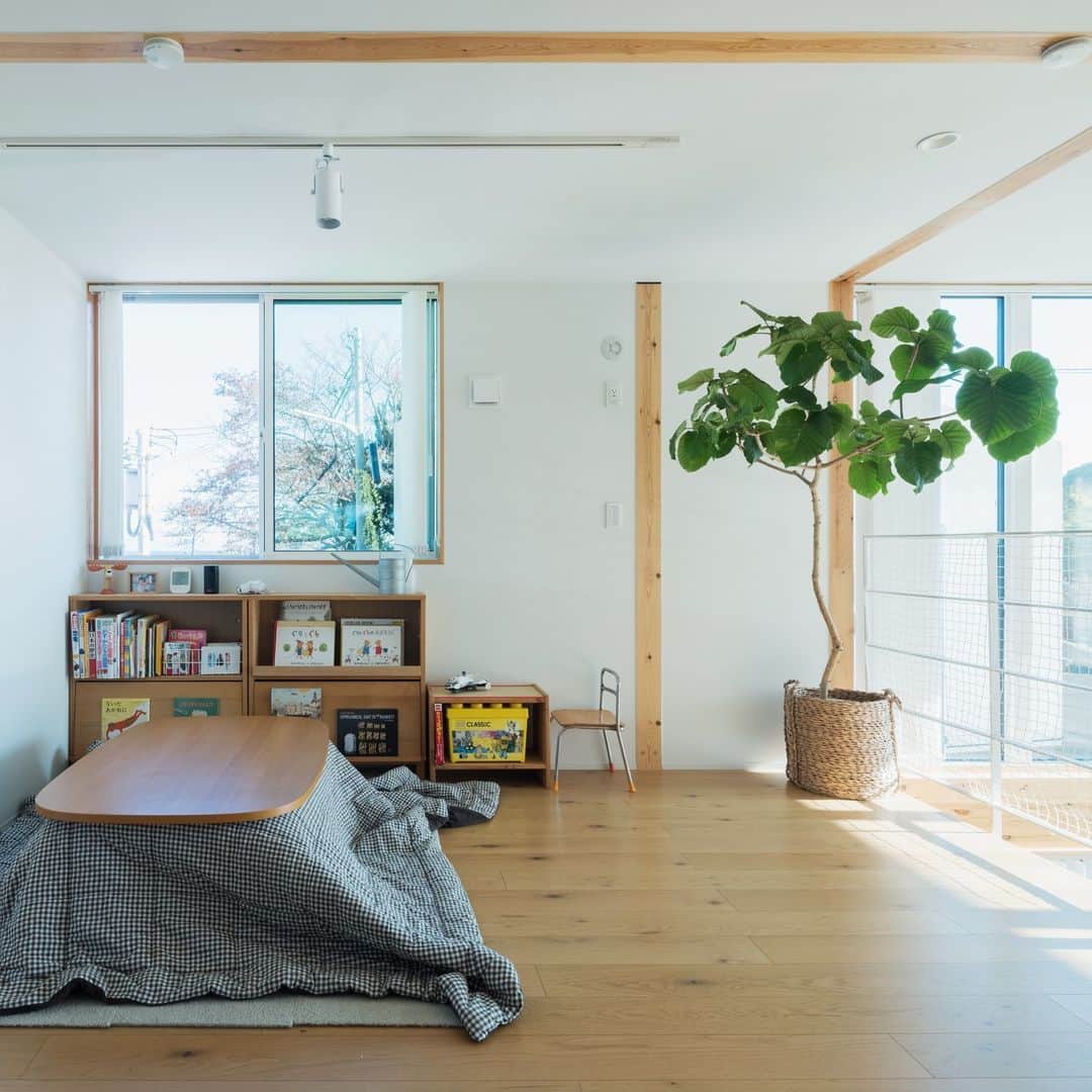 無印良品の家さんのインスタグラム写真 - (無印良品の家Instagram)「【住まいの実例】 ご住所：兵庫県淡路市 竣工年月：2019年3月 延床面積：130.83m²  建てることを決断してからは、間取りなどもスピーディに決めながら完成させた「木の家」。 実際の住み心地も上々です。 「驚いたのは、断熱性能の高さです。夏も冬もエアコンを一台稼働させるだけで、家のなかが快適な温度になります。冬の寒い日に帰宅したら、ほんのり暖かくて嬉しくなったことは何度もあります。以前より広い住まいになりましたが、光熱費はよりリーズナブルになりました」。そう話すお2人のご親族やお友達からも「落ち着いて過ごせる」、「おしゃれだね」と好評を博しているそうです。  週末にはご主人の趣味の「焚き火」を庭で皆で楽しむなど、ご家族揃って「木の家」での暮らしを満喫しているKさんご一家。今後はバスケットボールのゴールを設置するなど、外構を整備しつつ、家の中もインテリアを吟味するなどしながら、より暮らしを楽しんでいくための工夫をされています。  「子どもたちが大きくなって、希望するようだったら、個室もつくってあげようと思います。普段の暮らしの快適さはもちろんですが、ライフスタイルに合わせて間取りなども変化させられるところも嬉しい。長く住むことのできる『木の家』にしてよかったと感じています」。 柔らかな陽光が差し込むリビングで、ご夫妻は笑顔でそう語ってくれました。  2021.1.26公開住まいの実例『広々としたリビングにしたかったので、バスルームは2階に設けました』より  詳しくはプロフィールハイライトか、「無印良品の家」HPをご覧ください。  @mujihouse」12月17日 20時00分 - mujihouse
