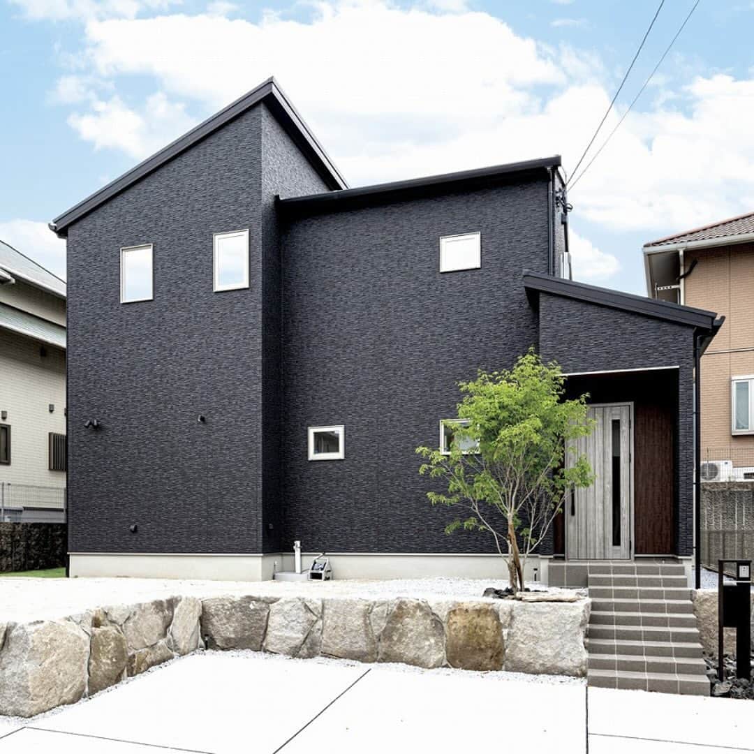 辰巳住宅さんのインスタグラム写真 - (辰巳住宅Instagram)「他の投稿はコチラから▶︎ @tatsumijutaku 　 黒の外壁でスタイリッシュな外観 3段になった屋根が特徴的。  施工事例はホームページから ご覧いただけます。 また、ホームページ以外にも沢山の 施工事例がございますので お気軽にお問い合わせください。  八幡西区を中心にオススメの お店やスポットの紹介中↓↓ -————————— やはた暮らし @yahata_gurashi -—————————  #辰巳住宅 #北九州注文住宅 #北九州工務店 #北九州新築 #北九州市 #遠賀郡 #工務店とつくる家 #建築士と建てる家 #家づくりのヒント #家づくりのアイディア #施工事例集 #施工例写真 #家づくりの工夫 #外観写真 #外構デザイン #シンボルツリーのある家 #片流れ屋根 #ポーチタイル #光セラ #切妻屋根」12月17日 20時00分 - tatsumijutaku