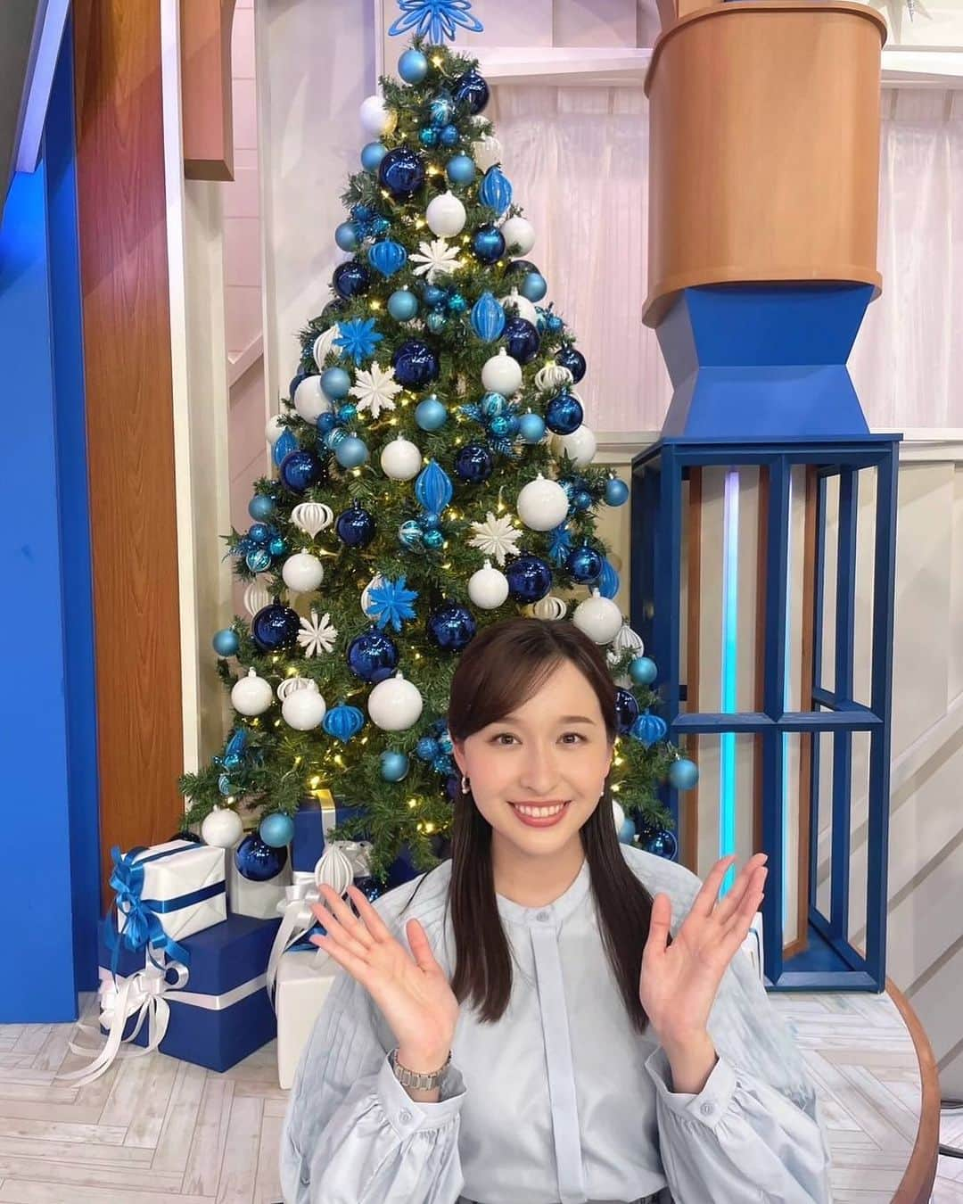 TBSアナウンサー公式のインスタグラム：「宇賀神メグです。  今週からTHE TIME,のスタジオが クリスマス仕様になりました！  青系の服を着ていたので スタジオの青いツリーの前で。💙  #tbs #アナグラム #宇賀神メグ #アナウンサー #thetime_tbs #クリスマス #クリスマスツリー」