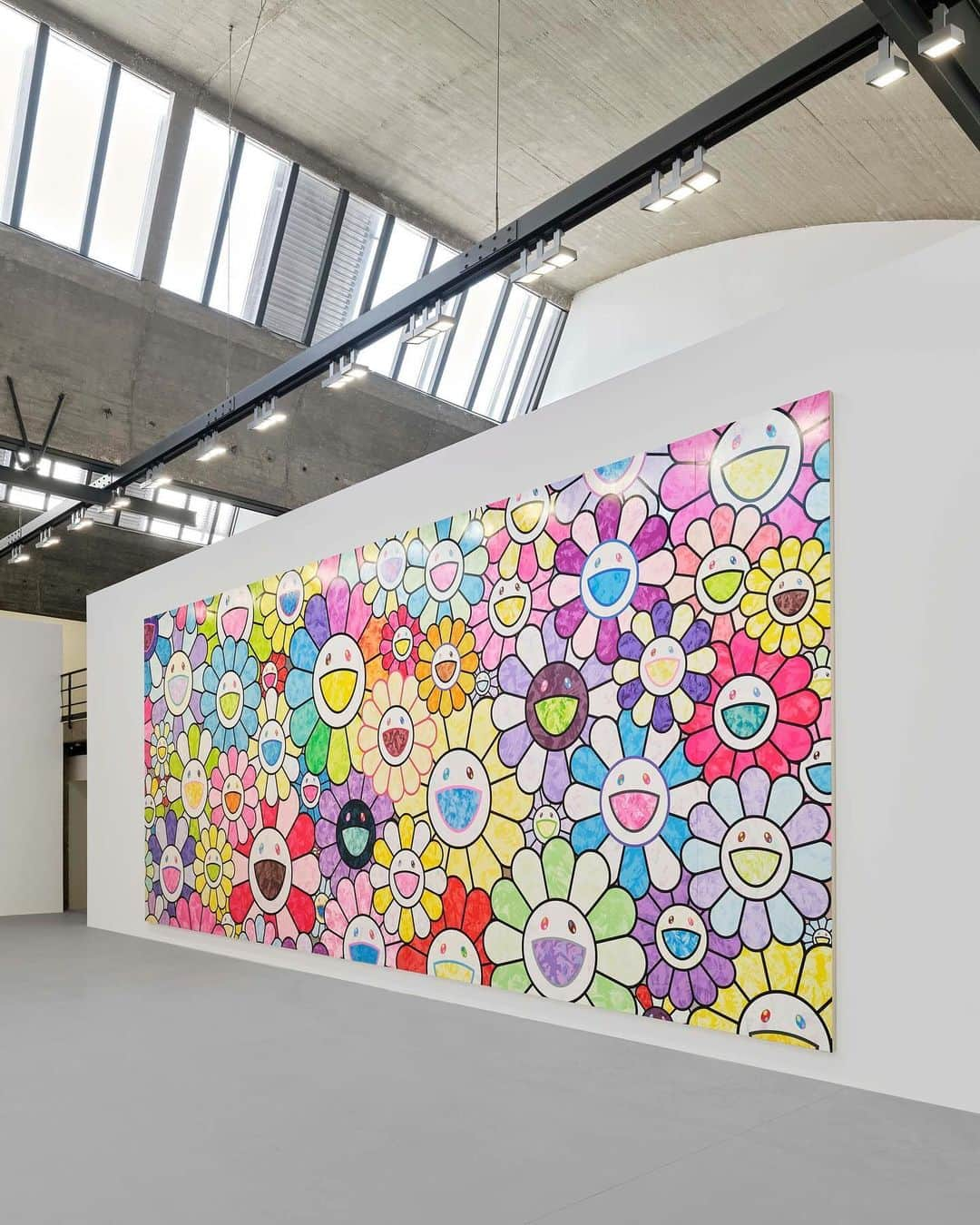 ガゴシアン・ギャラリーさんのインスタグラム写真 - (ガゴシアン・ギャラリーInstagram)「“Understanding the New Cognitive Domain,” an exhibition of work by Takashi Murakami (@takashipom) closes this Friday, December 22, at Gagosian, Le Bourget.   The exhibition focuses on Murakami’s monumental paintings, featuring five such works plus others in smaller formats and several sculptures. Also included are several “lucky cat” paintings that reference the artist’s recent NFT projects, and other works featuring Murakami’s iconic smiling flower motif—including a two-meter rainbow neon sign—in which the artist again employs a retro-digital variant on his influential Superflat aesthetic. Follow the link in our bio to learn more.  __________ #TakashiMurakami #Gagosian  (1) Takashi Murakami inside “Understanding the New Cognitive Domain” at Gagosiaan, Le Bourget. Photos: Saskia Lawaks (@saskialawaks); (2,3) Installation views, “Takashi Murakami: Understanding the New Cognitive Domain,” Gagosian, Le Bourget, June 10–December 22, 2023. Photos: Thomas Lannes (@lannes.thomas); Artwork ©︎ 2023 Takashi Murakami/Kaikai Kiki Co., Ltd. All rights reserved」12月17日 20時16分 - gagosian