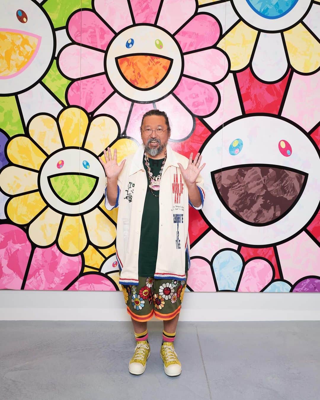 ガゴシアン・ギャラリーのインスタグラム：「“Understanding the New Cognitive Domain,” an exhibition of work by Takashi Murakami (@takashipom) closes this Friday, December 22, at Gagosian, Le Bourget.   The exhibition focuses on Murakami’s monumental paintings, featuring five such works plus others in smaller formats and several sculptures. Also included are several “lucky cat” paintings that reference the artist’s recent NFT projects, and other works featuring Murakami’s iconic smiling flower motif—including a two-meter rainbow neon sign—in which the artist again employs a retro-digital variant on his influential Superflat aesthetic. Follow the link in our bio to learn more.  __________ #TakashiMurakami #Gagosian  (1) Takashi Murakami inside “Understanding the New Cognitive Domain” at Gagosiaan, Le Bourget. Photos: Saskia Lawaks (@saskialawaks); (2,3) Installation views, “Takashi Murakami: Understanding the New Cognitive Domain,” Gagosian, Le Bourget, June 10–December 22, 2023. Photos: Thomas Lannes (@lannes.thomas); Artwork ©︎ 2023 Takashi Murakami/Kaikai Kiki Co., Ltd. All rights reserved」
