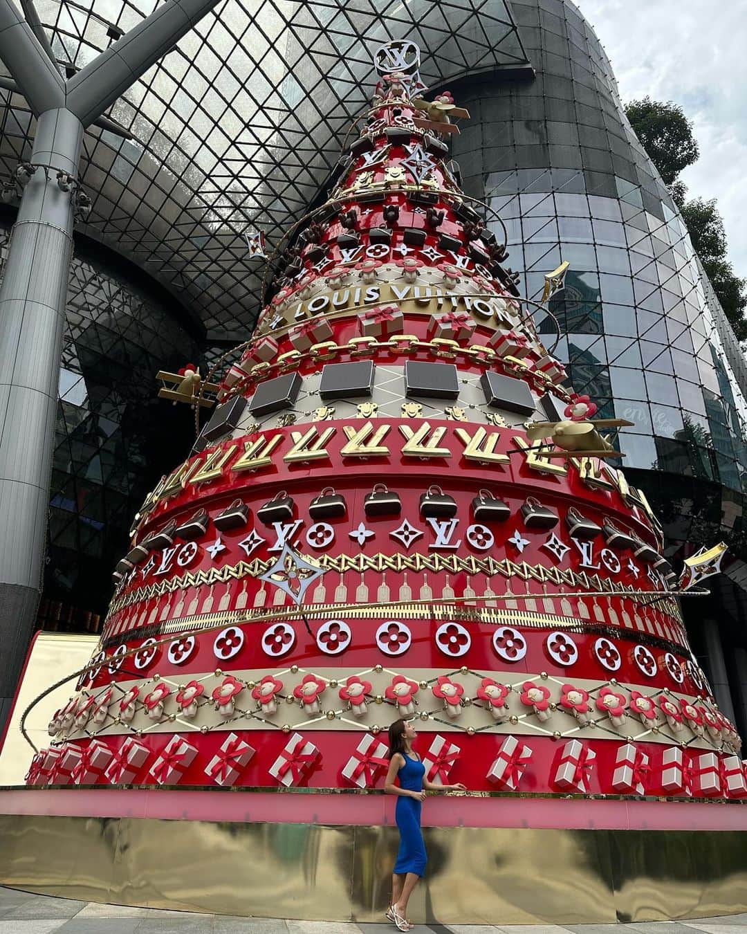 市原彩花さんのインスタグラム写真 - (市原彩花Instagram)「LOUIS VUITTON Christmas Tree🎄  📍ION Orchard   シンガポールのクリスマスツリーはたくさんあって可愛い🤭 Marina bay sandsはDior、高島屋はシャネル🎄 フラトンのクマちゃんツリー、City square mallのスマーフツリーも可愛いよ🤭  今は体調もマシになってホーチミンでのんびりしてます🇻🇳  #クリスマスツリー#christmastree#singapore#シンガポール#singapura#海外生活#海外旅行#海外移住#シンガポール生活#シンガポール在住#シンガポール観光#singaporetravel#singaporetrip #あーちゃんシンガポール」12月17日 20時09分 - ayaka_ichihara