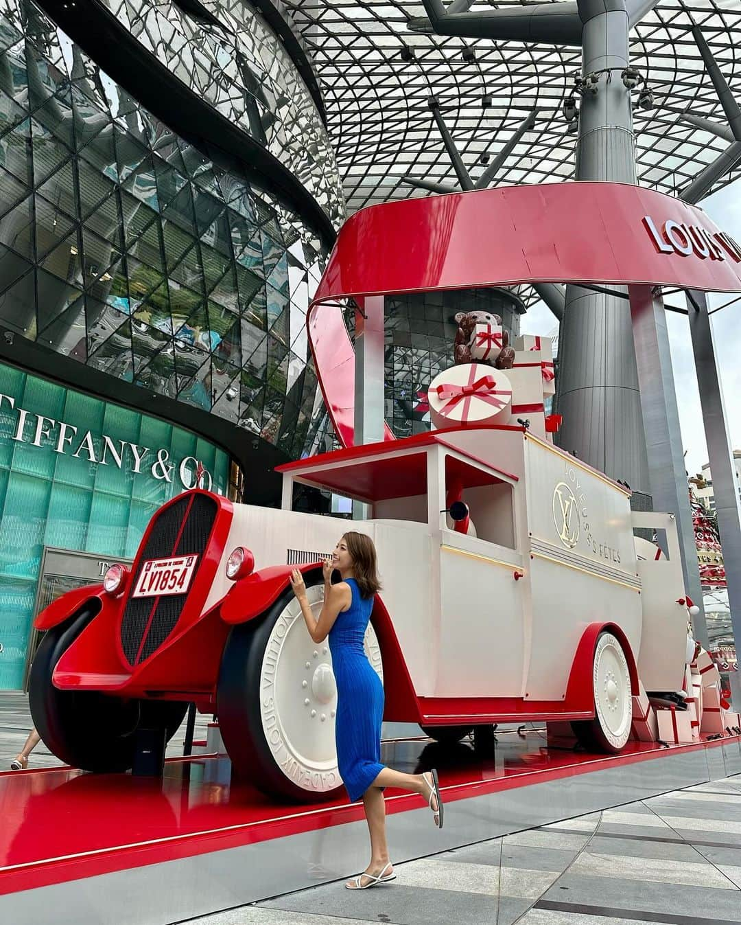 市原彩花さんのインスタグラム写真 - (市原彩花Instagram)「LOUIS VUITTON Christmas Tree🎄  📍ION Orchard   シンガポールのクリスマスツリーはたくさんあって可愛い🤭 Marina bay sandsはDior、高島屋はシャネル🎄 フラトンのクマちゃんツリー、City square mallのスマーフツリーも可愛いよ🤭  今は体調もマシになってホーチミンでのんびりしてます🇻🇳  #クリスマスツリー#christmastree#singapore#シンガポール#singapura#海外生活#海外旅行#海外移住#シンガポール生活#シンガポール在住#シンガポール観光#singaporetravel#singaporetrip #あーちゃんシンガポール」12月17日 20時09分 - ayaka_ichihara