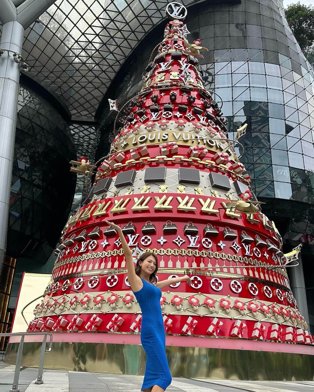 市原彩花のインスタグラム：「LOUIS VUITTON Christmas Tree🎄  📍ION Orchard   シンガポールのクリスマスツリーはたくさんあって可愛い🤭 Marina bay sandsはDior、高島屋はシャネル🎄 フラトンのクマちゃんツリー、City square mallのスマーフツリーも可愛いよ🤭  今は体調もマシになってホーチミンでのんびりしてます🇻🇳  #クリスマスツリー#christmastree#singapore#シンガポール#singapura#海外生活#海外旅行#海外移住#シンガポール生活#シンガポール在住#シンガポール観光#singaporetravel#singaporetrip #あーちゃんシンガポール」