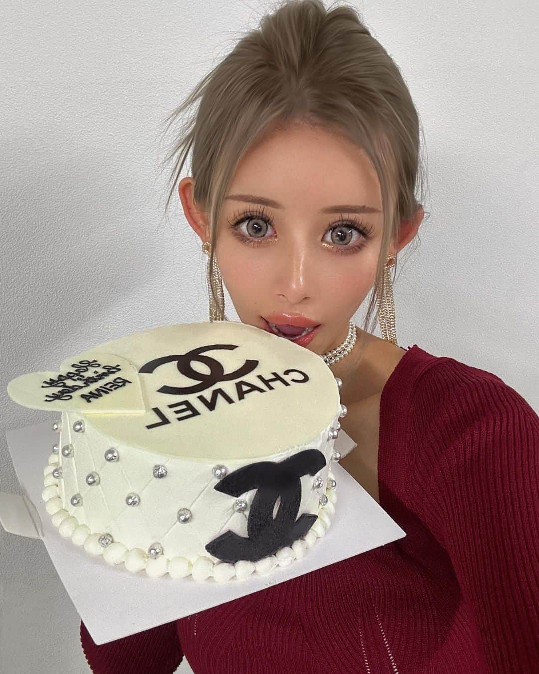 REINAのインスタグラム：「可愛いすぎて食べるの勿体なかった🥹💕 蝋燭付けた後だから多少崩れた🥲🥲 #birthdaycake  #delicious  #chanel  #cute」
