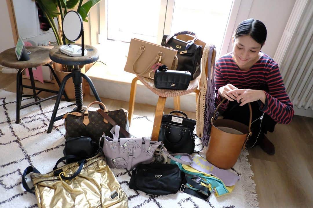 米田有希さんのインスタグラム写真 - (米田有希Instagram)「YouTubeに新しい動画をアップしました！ ストーリー、ハイライト、プロフィールのリンクから飛べます🕊  今回は以前リクエストいただいていた、お気に入りのバッグたちを一挙ご紹介！  そして、先週は一泊二日で一人旅に行っていたので、その時のバッグの中身もご紹介します。  ヨーロッパ旅行でのバッグの選び方、身に着け方も分かる動画になっているかと思うので、ヨーロッパへご旅行の際参考になれば嬉しいです🥰  【動画で着用のお洋服等】 赤とネイビーのボーダーT @saintjames  黒いスカート　@andotherstories  カーキ色のコート @omas_hande  ※バッグのメーカー等はYouTubeに記載しています」12月17日 20時11分 - akiyoneda