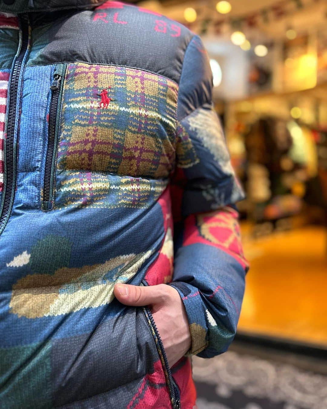 GROW AROUNDさんのインスタグラム写真 - (GROW AROUNDInstagram)「#growaroundnewarrivals  POLO RALPH LAUREN  WATER REPELLENT PATCHWORK DOWN JACKET   WORLD CUP RACING ALPINE DOWN JACKET  POLO RALPH LAUREN TWO TONE DOWN VEST  US買付からパッチワークのKNITモチーフのDOWN JACKETやALPINE WORLD CUPモチーフのDOWN JACKETこちらは内側にナンバリングが入っています。 OLIVEとBLACKの切り替えしになったDOWN VESTも入荷しました。 全てUSラインになります。 WEBUP完了しております!!」12月17日 20時14分 - growaround