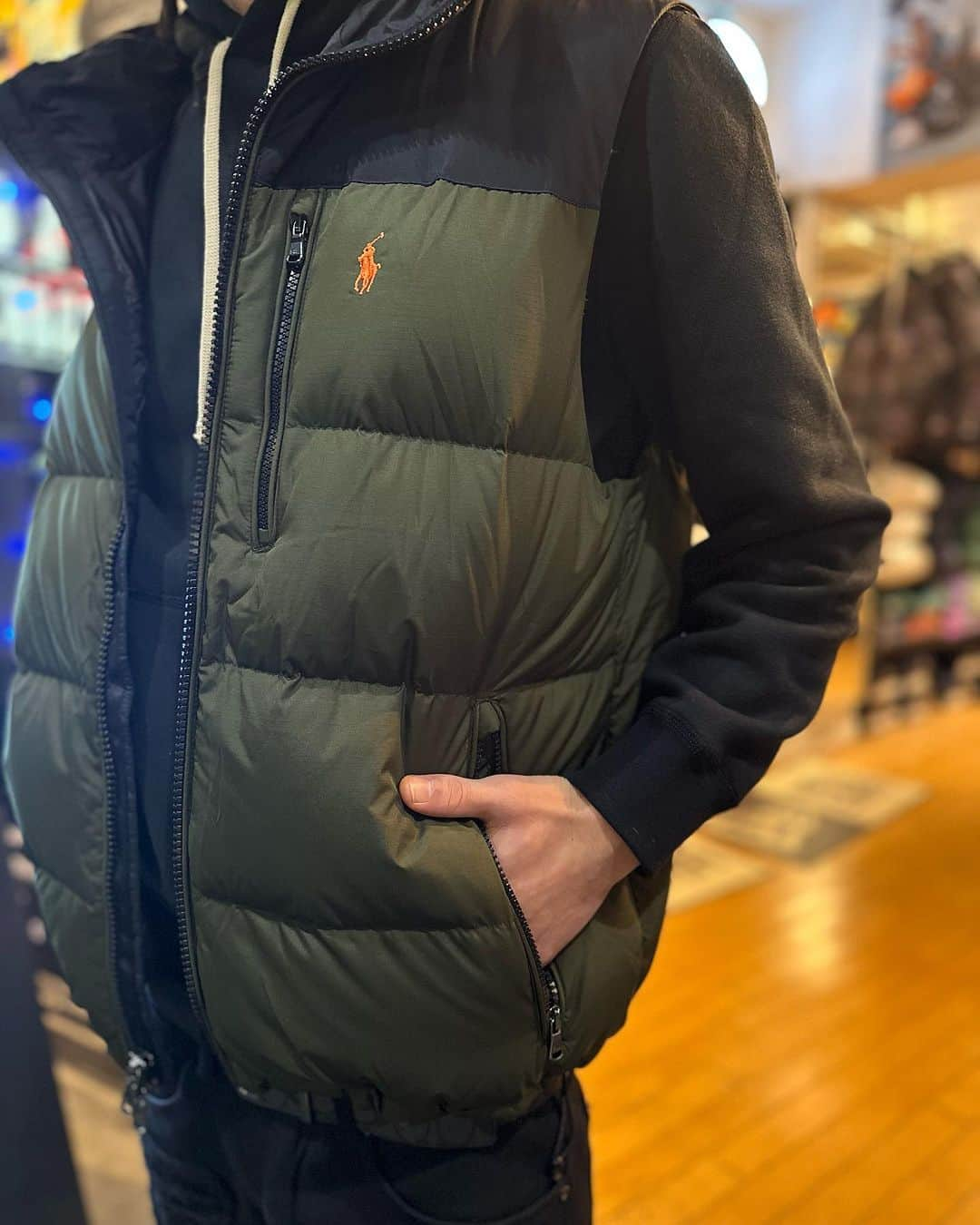 GROW AROUNDさんのインスタグラム写真 - (GROW AROUNDInstagram)「#growaroundnewarrivals  POLO RALPH LAUREN  WATER REPELLENT PATCHWORK DOWN JACKET   WORLD CUP RACING ALPINE DOWN JACKET  POLO RALPH LAUREN TWO TONE DOWN VEST  US買付からパッチワークのKNITモチーフのDOWN JACKETやALPINE WORLD CUPモチーフのDOWN JACKETこちらは内側にナンバリングが入っています。 OLIVEとBLACKの切り替えしになったDOWN VESTも入荷しました。 全てUSラインになります。 WEBUP完了しております!!」12月17日 20時14分 - growaround