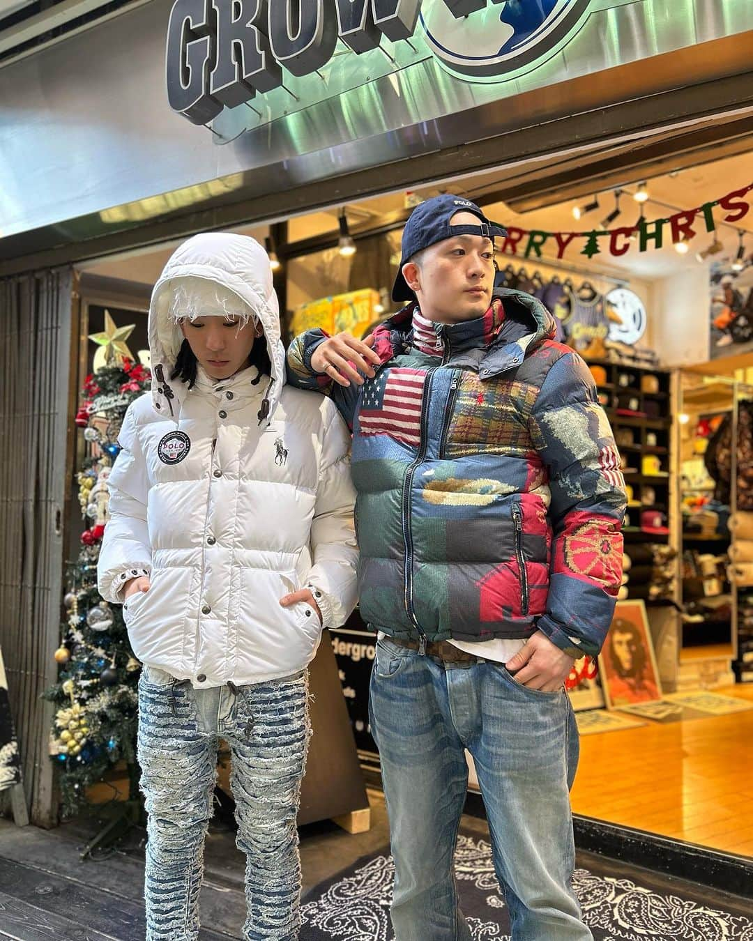 GROW AROUNDのインスタグラム：「#growaroundnewarrivals  POLO RALPH LAUREN  WATER REPELLENT PATCHWORK DOWN JACKET   WORLD CUP RACING ALPINE DOWN JACKET  POLO RALPH LAUREN TWO TONE DOWN VEST  US買付からパッチワークのKNITモチーフのDOWN JACKETやALPINE WORLD CUPモチーフのDOWN JACKETこちらは内側にナンバリングが入っています。 OLIVEとBLACKの切り替えしになったDOWN VESTも入荷しました。 全てUSラインになります。 WEBUP完了しております!!」