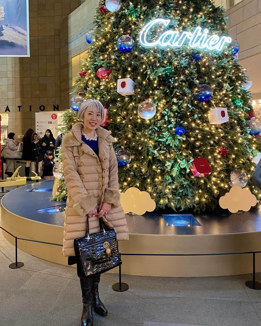 朝倉真弓さんのインスタグラム写真 - (朝倉真弓Instagram)「【都心の夜にドキドキ💓】  数年ぶりにクリスマスの季節の六本木へ🎄 　 　 印象年齢マイナス10歳 《美姿勢＆品格ウォーキング®︎》  インストラクター・朝倉真弓です。  @mayumi_asakura  　 都心の夜遊びとは縁のない私。  ですが、お友達との食事会のため、数年ぶりに夜の六本木に出かけました。  キラキラなイルミネーションや、クリスマスマーケットの賑わいにワクワク❤️  可愛らしいおしゃれの若い人たちや、小粋な紳士&マダムの姿にウキウキ❤️  インスタで拝見していた大好きなモデルさんにバッタリとお会いしたり、お気に入りのアクセサリーのポップアップショップを覗いたり。  都心ならではの華やかさに圧倒されながらも、たまにはこういった場所で目と心を楽しませるのも大切だなと感じた夜でした。  　 #六本木ヒルズ #クリスマスマーケット #カルティエ   #品格ウォーキング #美姿勢 #ウォーキング講師 #ウォーキングインストラクター  #ウォーキング #ポージング #グレイヘアモデル #グレイヘア #朝倉真弓」12月17日 20時17分 - mayumi_asakura