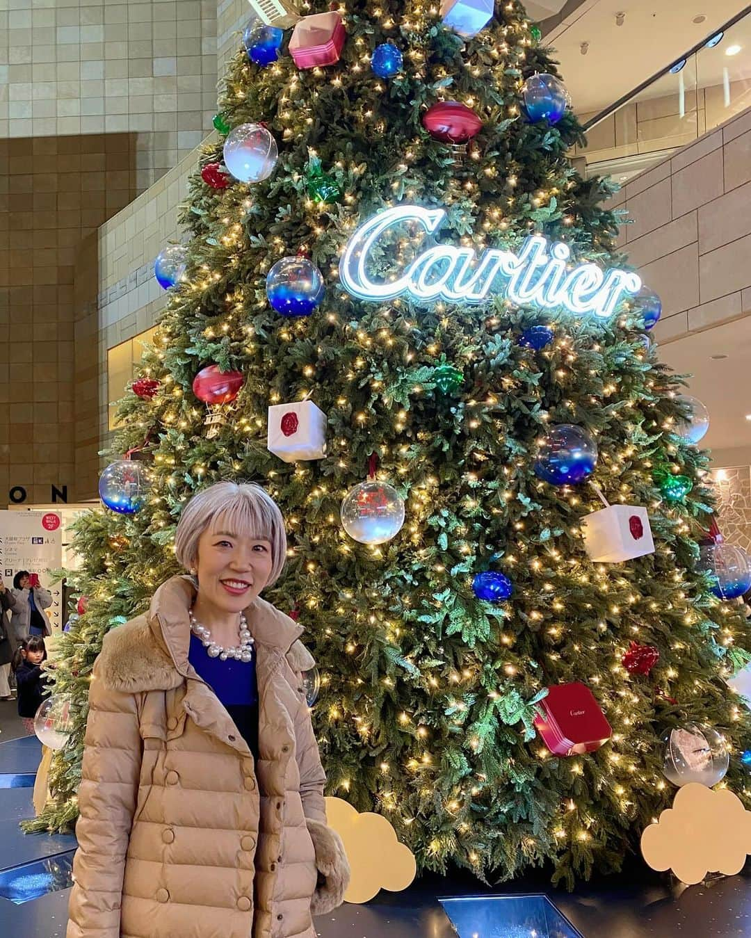 朝倉真弓のインスタグラム：「【都心の夜にドキドキ💓】  数年ぶりにクリスマスの季節の六本木へ🎄 　 　 印象年齢マイナス10歳 《美姿勢＆品格ウォーキング®︎》  インストラクター・朝倉真弓です。  @mayumi_asakura  　 都心の夜遊びとは縁のない私。  ですが、お友達との食事会のため、数年ぶりに夜の六本木に出かけました。  キラキラなイルミネーションや、クリスマスマーケットの賑わいにワクワク❤️  可愛らしいおしゃれの若い人たちや、小粋な紳士&マダムの姿にウキウキ❤️  インスタで拝見していた大好きなモデルさんにバッタリとお会いしたり、お気に入りのアクセサリーのポップアップショップを覗いたり。  都心ならではの華やかさに圧倒されながらも、たまにはこういった場所で目と心を楽しませるのも大切だなと感じた夜でした。  　 #六本木ヒルズ #クリスマスマーケット #カルティエ   #品格ウォーキング #美姿勢 #ウォーキング講師 #ウォーキングインストラクター  #ウォーキング #ポージング #グレイヘアモデル #グレイヘア #朝倉真弓」