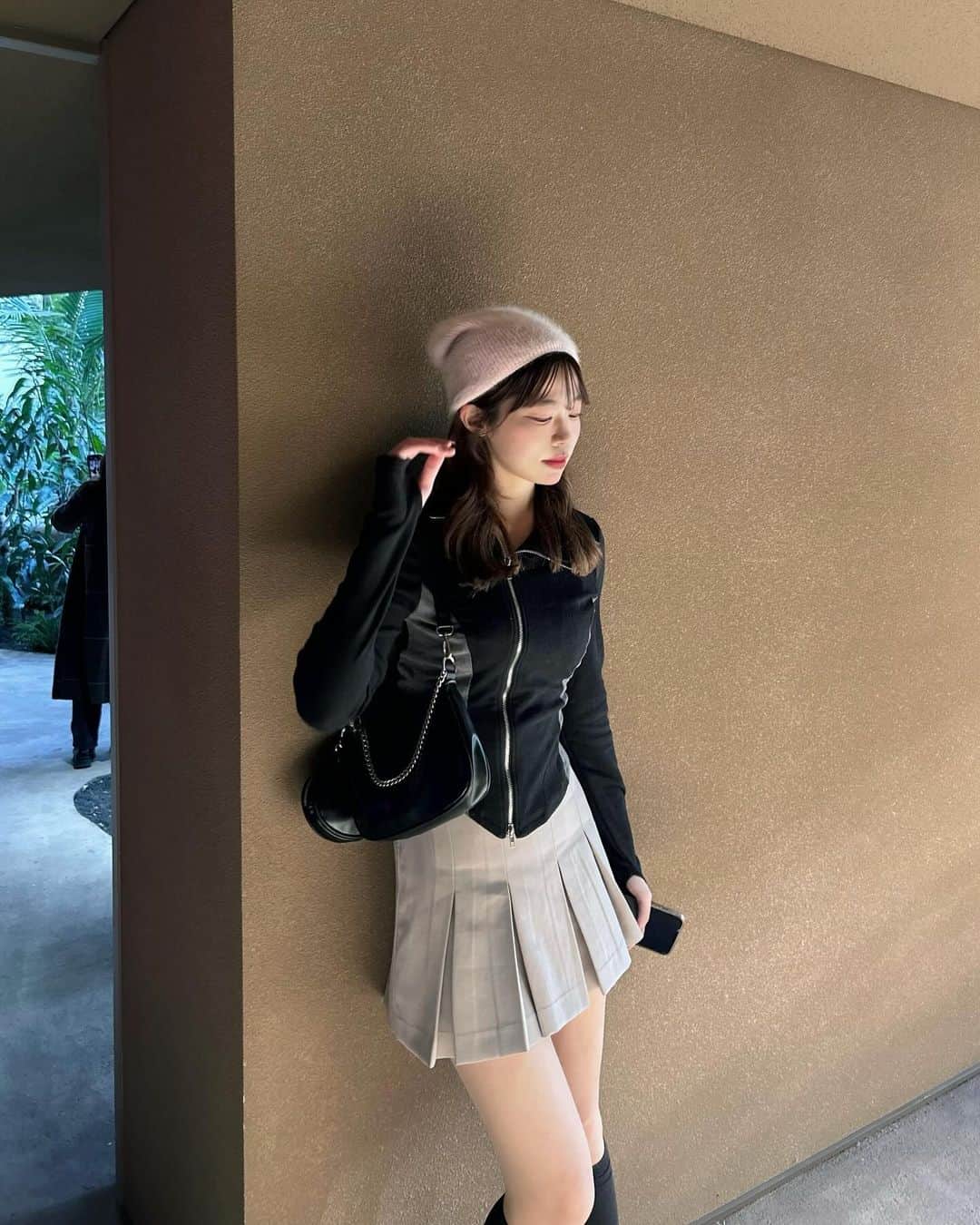 MANAのインスタグラム：「🖤🌱‬    今日も植物だいすき友と 自然を感じに🌿   ミニスカにニット帽の組み合わせがスキ🫶🏻    #ootd」
