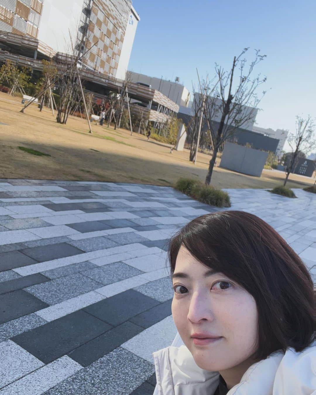 八木沼純子のインスタグラム：「これまでは暖かい日々が続いていましたが。。 明日からは寒くなるようですね💦 皆様、体調などお気をつけてお過ごしくださいませ。 ・ ・ ・ ・ #年末  #全日本フィギュア  #全日本  #冬がはじまるよ  #リンクの中もお客様でいっぱいです #スケートを滑る時は手袋とヘルメットを」