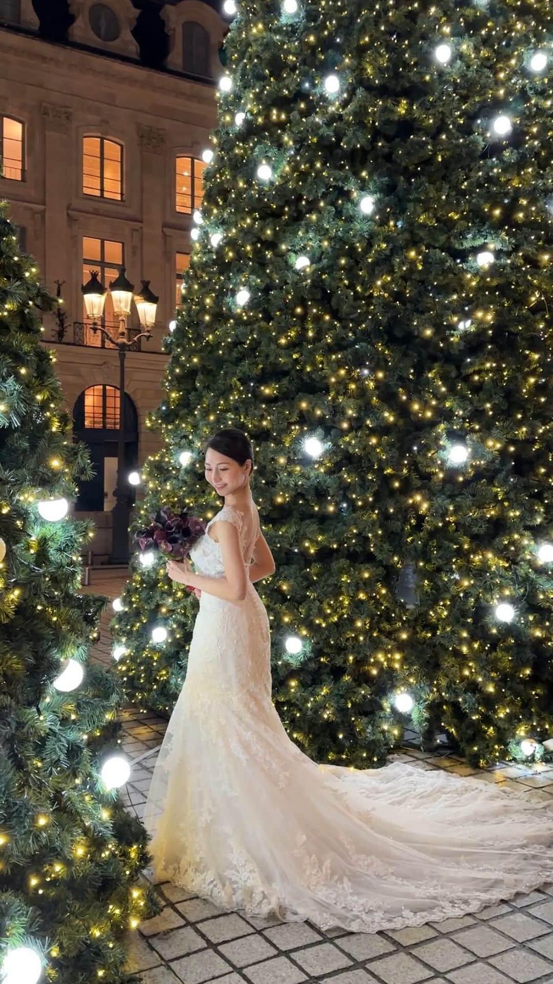 山賀琴子のインスタグラム：「My sister's wedding photoshoot in Paris🇫🇷✨  今回のパリ旅行一番の目的 はんにゃのウェディング撮影に同行しました！  雨が降ってすごく寒かったけど、そんなことを感じさせないはんにゃの笑顔は世界で一番綺麗だった🥰 愛する姉の幸せそうな姿を見られて私も嬉しかったよ🥹✨  撮影ははんにゃがインスタで見つけたパリ在住日本人カメラマン @sasuke.photography さんでした！  ヘアメイクは今回なんと自分でやっていたよ😳 アイメイクだけ私も手伝ったけど、他は全部はんにゃ自身でやって、特にヘアセットが上手でびっくりした！笑  寒いし雨も降っていてドレスで移動するのは大変だったけど、私もアシスタントさんのアシスタント的な感じでお手伝いさせてもらって、ワンチームで楽しく撮影できたから良い思い出✨  #Paris #weddingphotography」