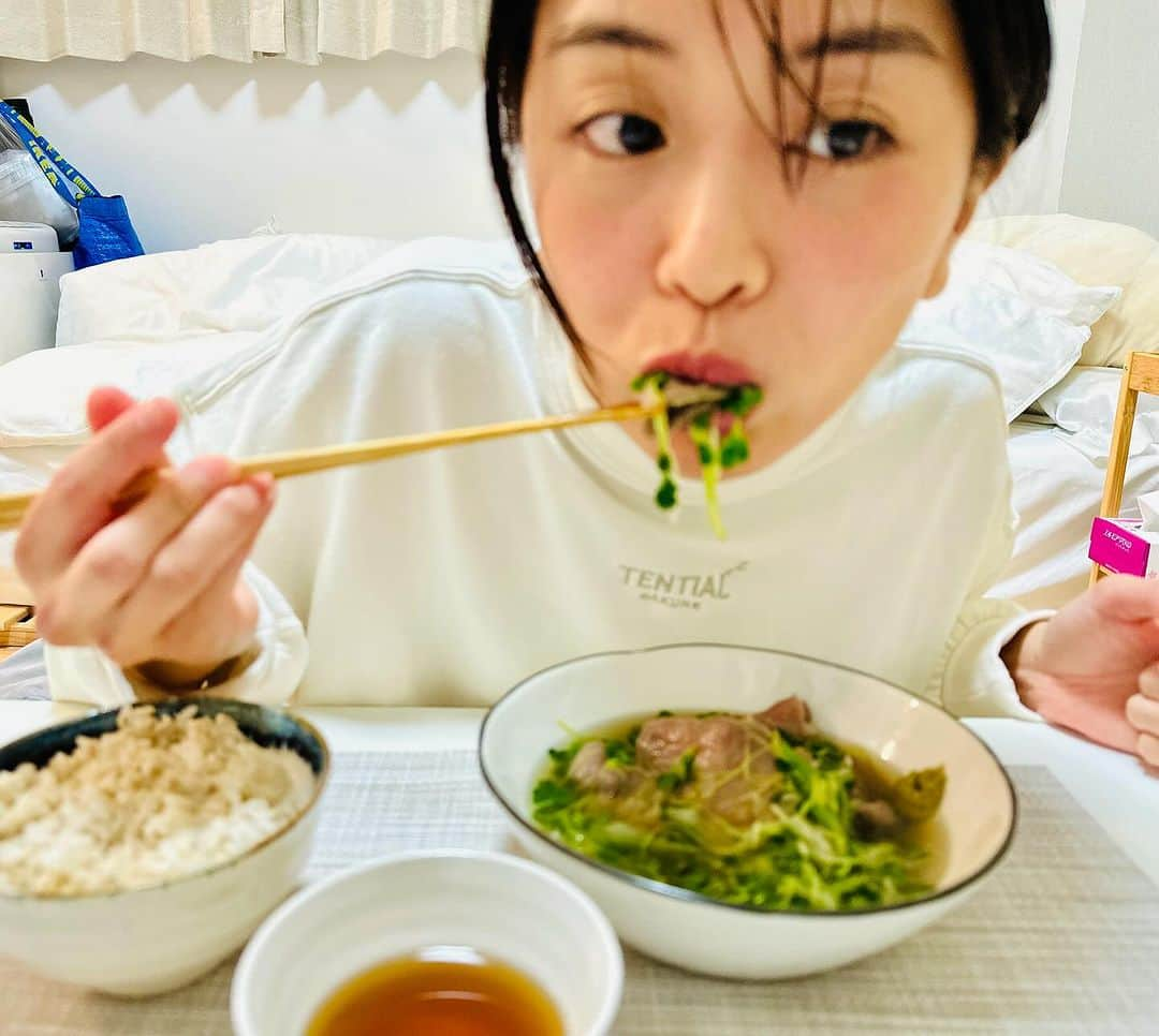 山崎桃子さんのインスタグラム写真 - (山崎桃子Instagram)「ピントが全部持ってかれた日。笑  大好きな沖縄からたんしゃぶを 届けていただきました😇💕 @okinawa_shabushabu_motobu  有難う御座います！  分厚くてぷりぷりで美味し過ぎた！ 出汁も美味しくてそのままでも美味しいけど 送って頂いたシークワーサーポン酢でも 美味しくて本当に贅沢でした。  通販でお取り寄せ出来るので たん好きな方は是非食べてみて下さい！  #沖縄 #取寄せグルメ  #たんしゃぶ  #極上たんしゃぶ  #贅沢」12月17日 20時28分 - momochan0910