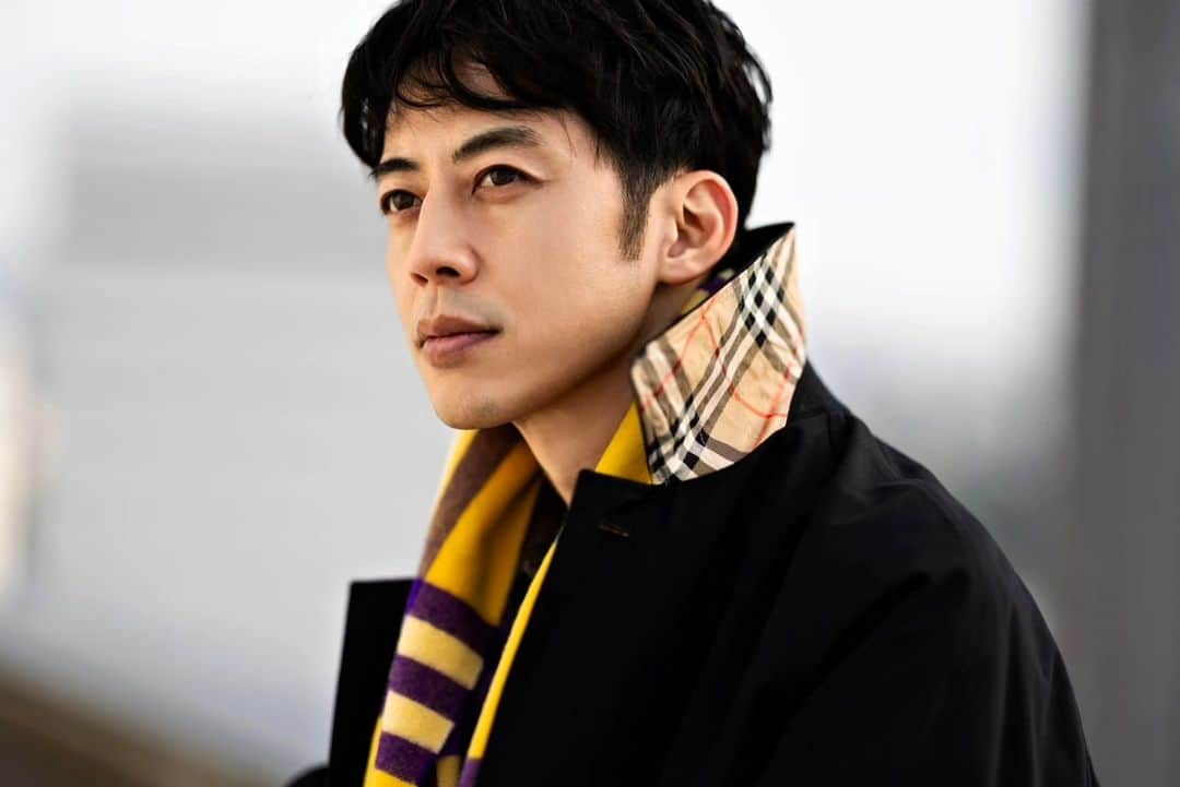 西野亮廣のインスタグラム：「【BURBERRY×AKIHIRO NISHINO】  人気子役が大人になると、大体こんな顔になるよね。  @burberry  @leon_magazine」