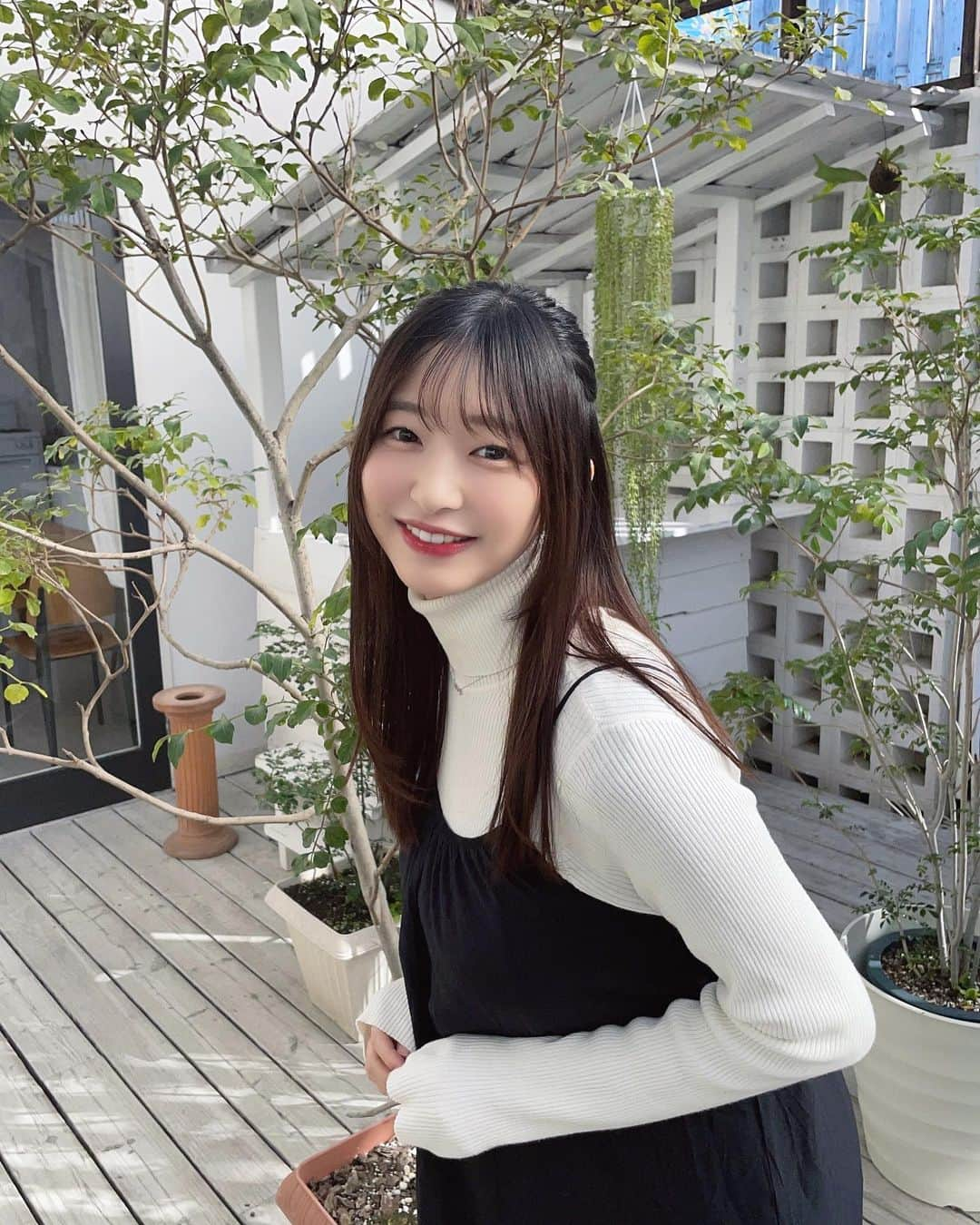 我妻ゆりかのインスタグラム：「撮影会中！個撮満枠ありがとうございます💓  今日も楽しんでいこ〜！🥰💓  ねぇ！！！DVD発売の告知のためにオフショット載せまくってたらおすすめに載らないですみたいなNGきたから指摘された投稿を2つくらいアーカイブにしてみたけど辛いよ〜😭  新規の方にも私が届いて欲しいのに… だから最近フォロワーさん新規の方が少なく感じてたんだ…(ダメージ)  新しく私のことを知ってくれた方はどの投稿で知ってくれたの🥹  来週は1週間皆と仲良くなろうタイムを計画してるよ〜！ インスタライブとか、質問コーナーとか沢山するので おたのしみにだよ〜〜！！  仲良くなろう〜！🤝  #グラビア #グラビアアイドル ポートレート #portrait」