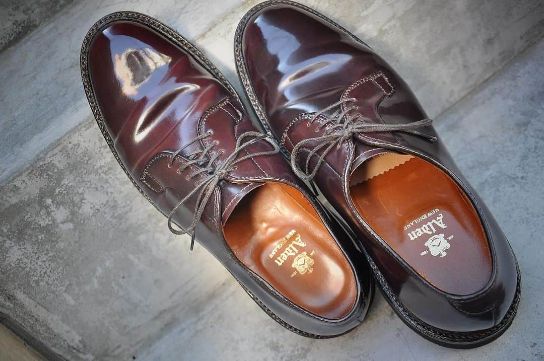 ラコタハウスのインスタグラム：「Alden  Model: 990 Style: Clipper Ox. Material: Cordovan Color: Burgundy  各種お問い合わせは、プロフィール欄記載リンクのLINEをご利用ください。  #alden #aldenshoes #thelakotahouse #cordovan #オールデン #ラコタハウス #コードバン #革靴」