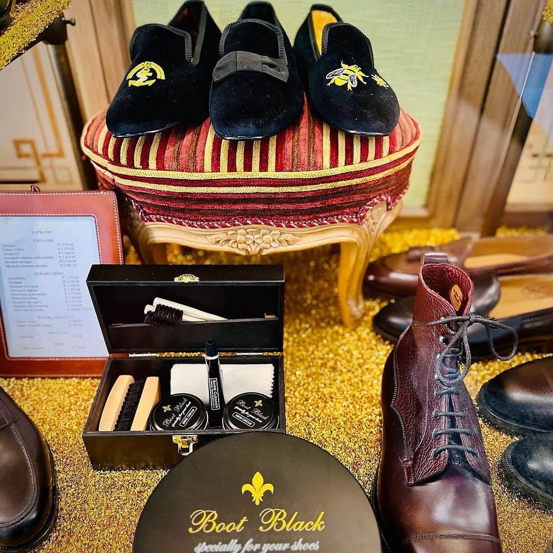 bootblack_officialのインスタグラム：「Set products for Christmas? 🎄 Available at @iliprandimilano in Milan, Italy 🇮🇹   #bootblackshoeshine#bootblackshoecare#highshine#shoecare#shoeshine#shoepolish#shoegazing#shoestagram#leathershoes#madeinjapan#japanmade#japan#classicshoes#dressshoes#shoegram#mirrorshine#shoeaddiction#shoeaddict#italy#milan#milano#iliprandi」