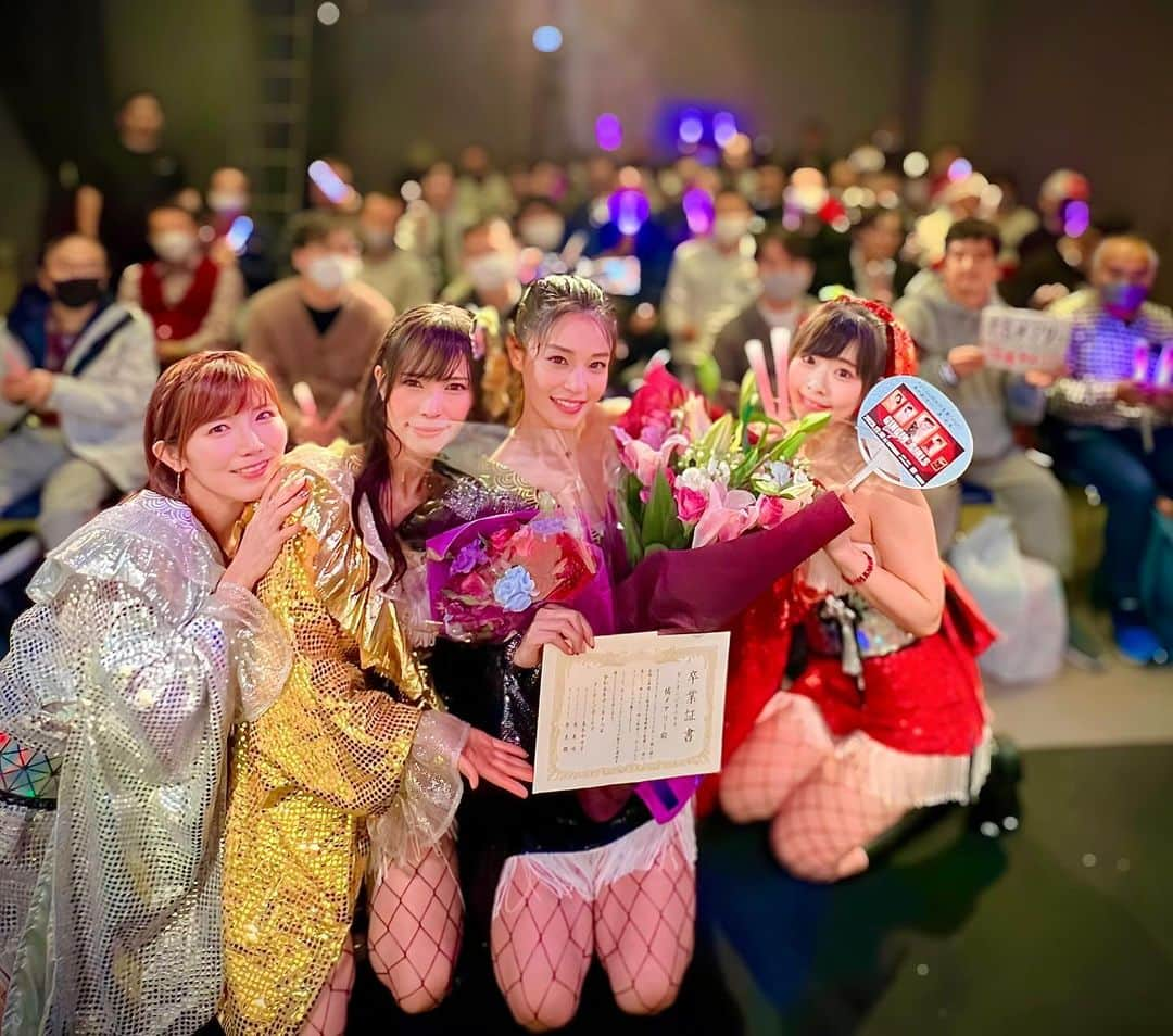 橘メアリーさんのインスタグラム写真 - (橘メアリーInstagram)「ギンギン♂ガールズ オニキスラストライブ🎉  2023年12月16日 私ギンギンオニキスは ギンギン♂ガールズを卒業しました🥹 たくさんの方が見送りに来てくれました🌸 久しぶりの方もたくさんいて ステージ入った瞬間から泣いちゃったよ〜😭😭  1部では5曲全部、思い出を 噛み締めながら踊らせてもらいました 最後のJIKIJIKIのサイリウム 紫一色のサプライズ…😭 あの景色、一生忘れません 1部から泣きすぎだったよねw  乾杯もたくさんの差し入れやゴチドリンク シャンパン・ケーキ・花束ありがとうございました😭💓  2部は メンバー3人が私とやりたい3つのこと🎀  咲ちゃんとはフルート演奏✨と 卒業ムービーを頂きました🥹  みおりんとは着せ替え人形🧸 卒業証書を作ってくれました🥹  今日子ちゃんとは歌のデュエット🎤 そして卒業アルバムを作ってくれました🥹  すごく充実していて 涙あり笑いありで あったかいライブだったなあ…  あんなに泣いてくれて、(私も終始号泣) そしてこれからの活動頑張ってねって 送り出してくれる仲間やファミリーがいて こうして応援してくれる皆さんがいること、 本当に私は幸せ者だなと思いました。 こんなにたくさん用意してくれて 大きな愛を感じたし、 この3人と一緒じゃなかったら ここまで続けて来れなかったと思うの、 咲ちゃん今日子ちゃんみおりんが メンバーで一緒に頑張って来れて本当によかった。 みんなには本当に感謝でいっぱいです🥲 ずっと私はギンギンファミリーです🥰  このライブは永久に保存したいほど 私にとって大切なライブになりました。 これからのメアリーも見守っててね🥰 またいつかゲスト出演も是非させてほしいっ！ その時はまた、よろしくね🥰  みんな大好きだよ🥰 本当に本当にありがとうございました🌸」12月17日 11時55分 - tachibanamary