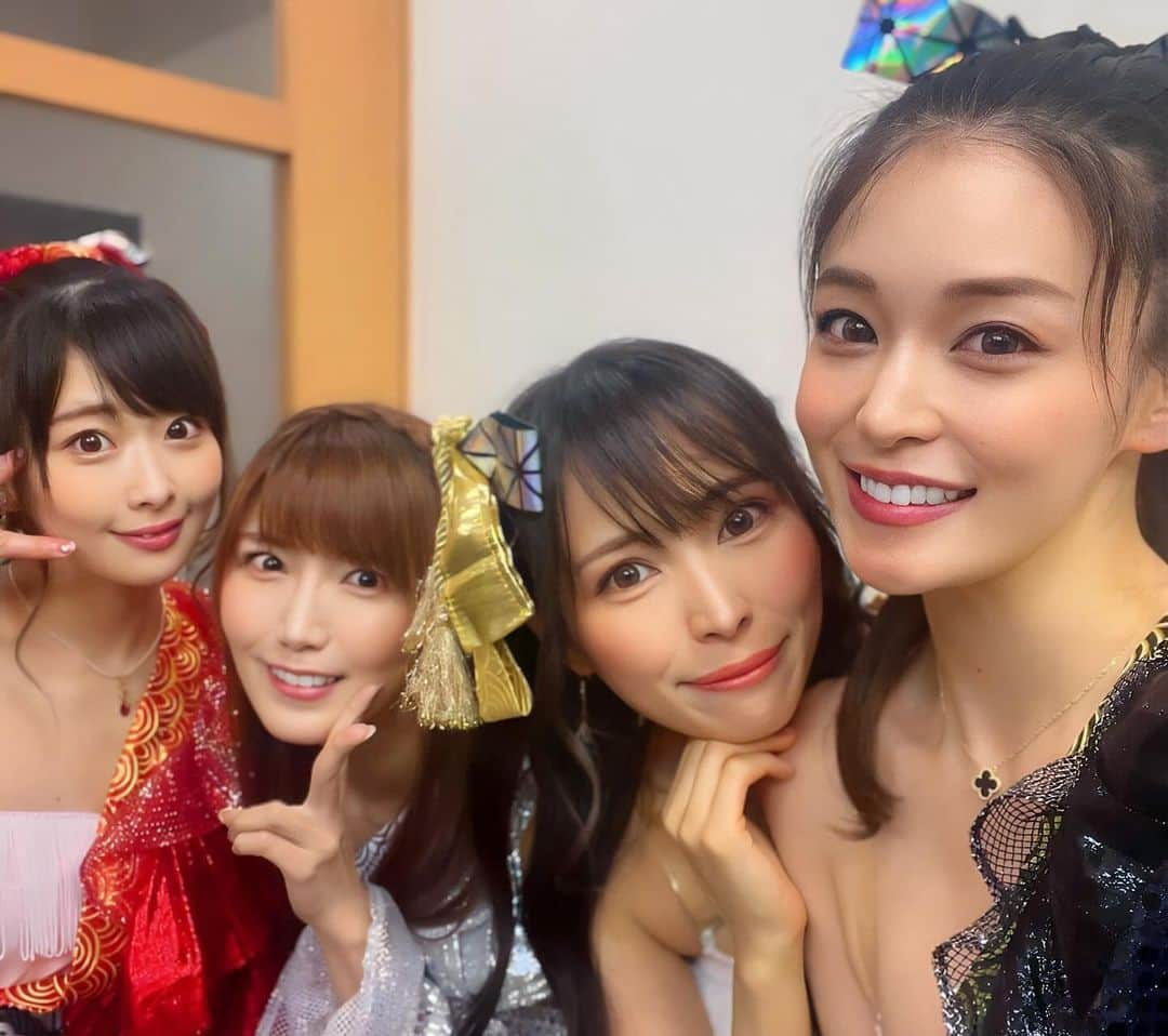 橘メアリーさんのインスタグラム写真 - (橘メアリーInstagram)「ギンギン♂ガールズ オニキスラストライブ🎉  2023年12月16日 私ギンギンオニキスは ギンギン♂ガールズを卒業しました🥹 たくさんの方が見送りに来てくれました🌸 久しぶりの方もたくさんいて ステージ入った瞬間から泣いちゃったよ〜😭😭  1部では5曲全部、思い出を 噛み締めながら踊らせてもらいました 最後のJIKIJIKIのサイリウム 紫一色のサプライズ…😭 あの景色、一生忘れません 1部から泣きすぎだったよねw  乾杯もたくさんの差し入れやゴチドリンク シャンパン・ケーキ・花束ありがとうございました😭💓  2部は メンバー3人が私とやりたい3つのこと🎀  咲ちゃんとはフルート演奏✨と 卒業ムービーを頂きました🥹  みおりんとは着せ替え人形🧸 卒業証書を作ってくれました🥹  今日子ちゃんとは歌のデュエット🎤 そして卒業アルバムを作ってくれました🥹  すごく充実していて 涙あり笑いありで あったかいライブだったなあ…  あんなに泣いてくれて、(私も終始号泣) そしてこれからの活動頑張ってねって 送り出してくれる仲間やファミリーがいて こうして応援してくれる皆さんがいること、 本当に私は幸せ者だなと思いました。 こんなにたくさん用意してくれて 大きな愛を感じたし、 この3人と一緒じゃなかったら ここまで続けて来れなかったと思うの、 咲ちゃん今日子ちゃんみおりんが メンバーで一緒に頑張って来れて本当によかった。 みんなには本当に感謝でいっぱいです🥲 ずっと私はギンギンファミリーです🥰  このライブは永久に保存したいほど 私にとって大切なライブになりました。 これからのメアリーも見守っててね🥰 またいつかゲスト出演も是非させてほしいっ！ その時はまた、よろしくね🥰  みんな大好きだよ🥰 本当に本当にありがとうございました🌸」12月17日 11時55分 - tachibanamary