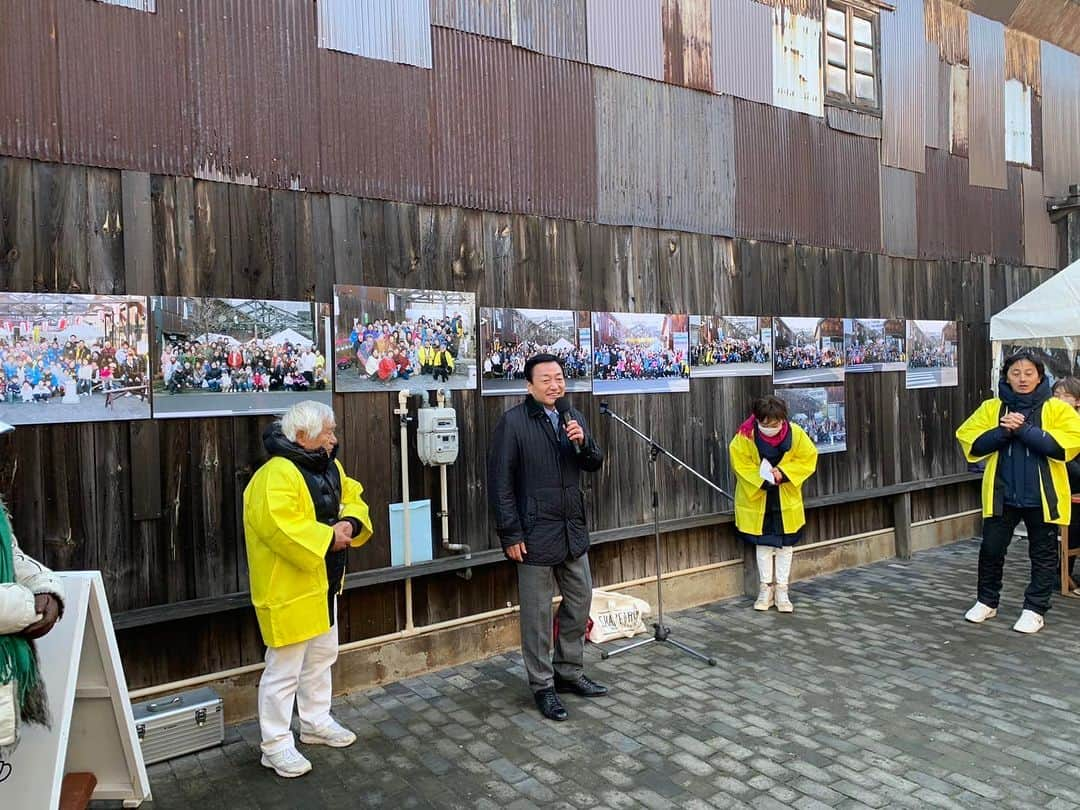 平井卓也さんのインスタグラム写真 - (平井卓也Instagram)「北浜アリーで恒例の餅つきイベントに参加させていただきました。このエリアは高松港の近くの瀬戸内海を望むレトロな倉庫街で、レストランやカフェなどかあるオシャレな人気スポットです。今日は、池田知事、大西市長と3人で力を合わせて最初の臼を仕上げました。このエリアは2025年以降、インバウドも含めて大幅に来場者数が増加すると予想され、エリアの更なる整備が必要です。地域発展のために餅つきと同様、連携して頑張ります。どうか皆さん、寒くなって来ましたので、ご自愛ください。#平井卓也　#北浜アリー」12月17日 12時07分 - hiratakuchan0125